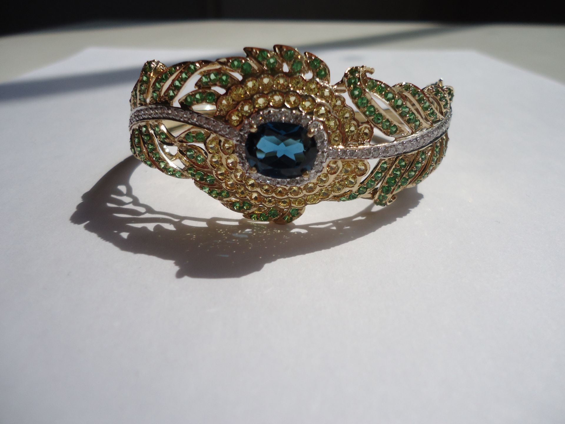 Intricate leaf design bracelet, set on 14k yellow gold with green, yellow and blue precious stoones - Image 15 of 15