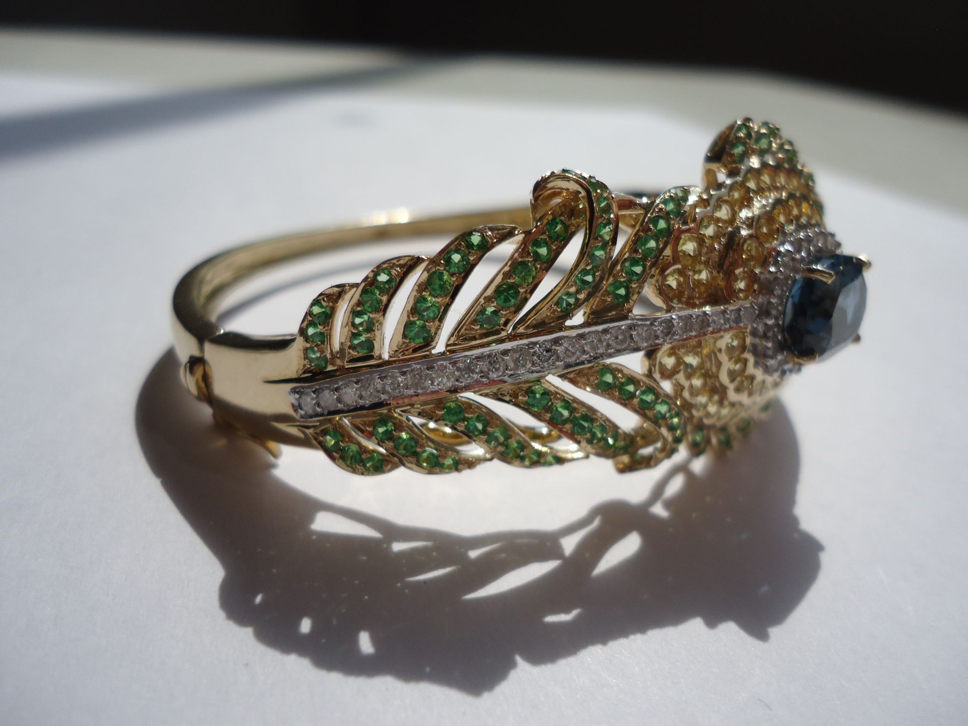 Intricate leaf design bracelet, set on 14k yellow gold with green, yellow and blue precious stoones - Image 7 of 15