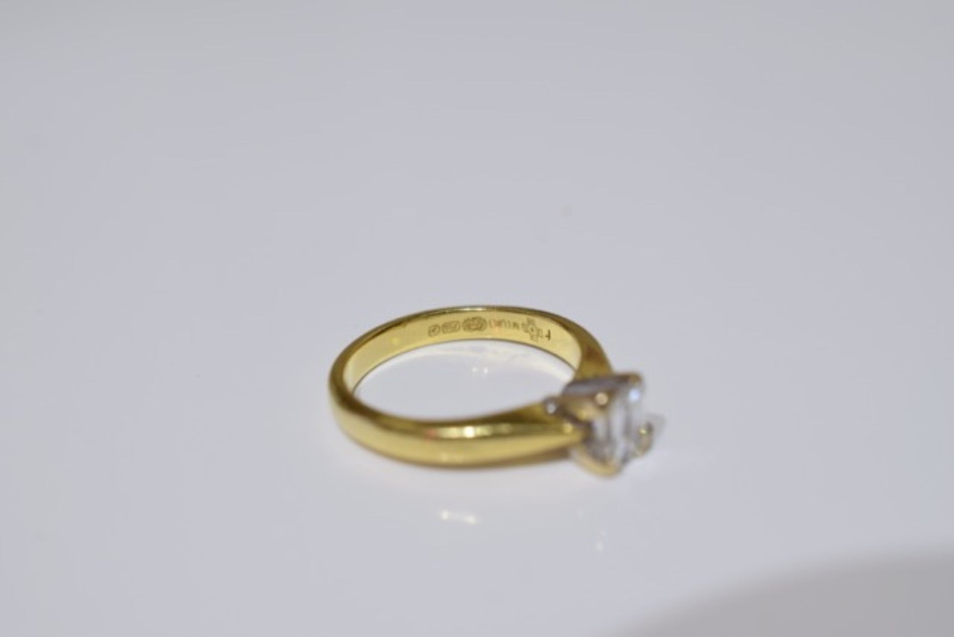 18ct Gold Emerald cut diamond ring, Size J, Clear without inclusions visible to the eye. - Image 4 of 5