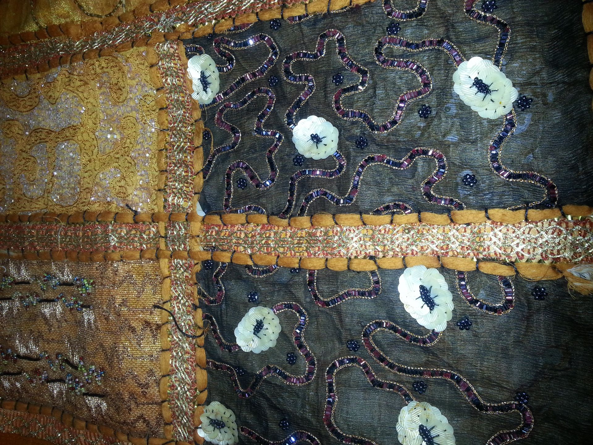 Antique indian silk and beads hand made with gold thread - Image 5 of 6