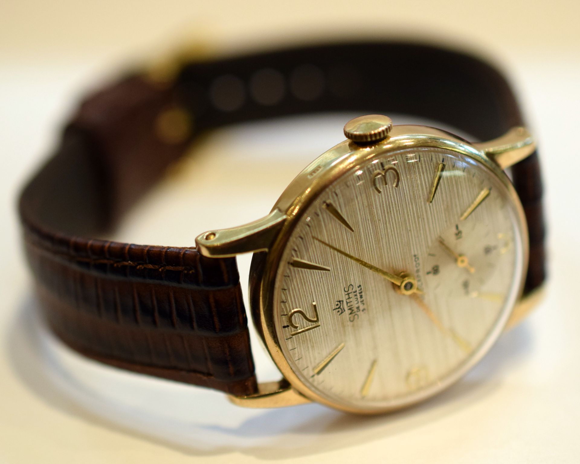 Vintage Smith De Luxe 9ct Gold Gentleman's Wristwatch With Beautiful Linen Dial - Image 5 of 5