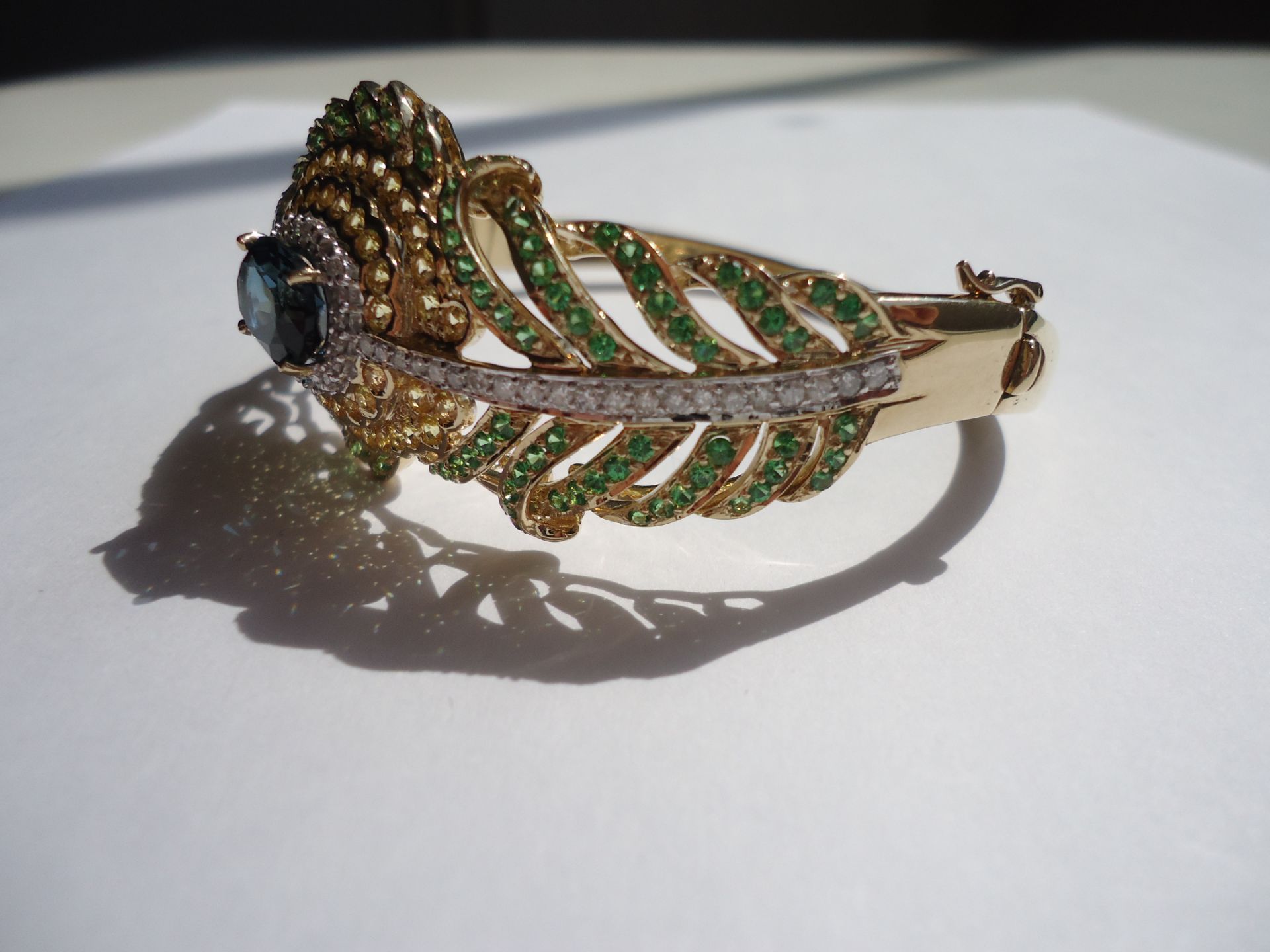 Intricate leaf design bracelet, set on 14k yellow gold with green, yellow and blue precious stoones - Image 3 of 15