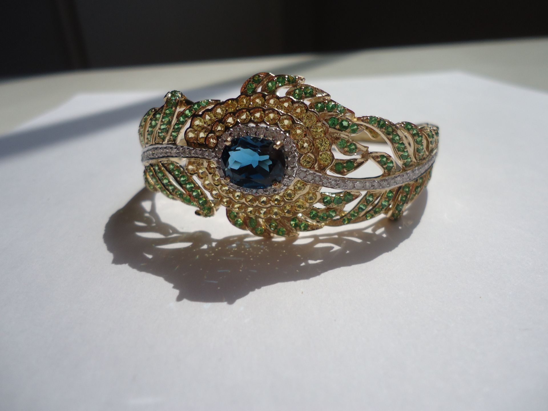 Intricate leaf design bracelet, set on 14k yellow gold with green, yellow and blue precious stoones - Image 8 of 15