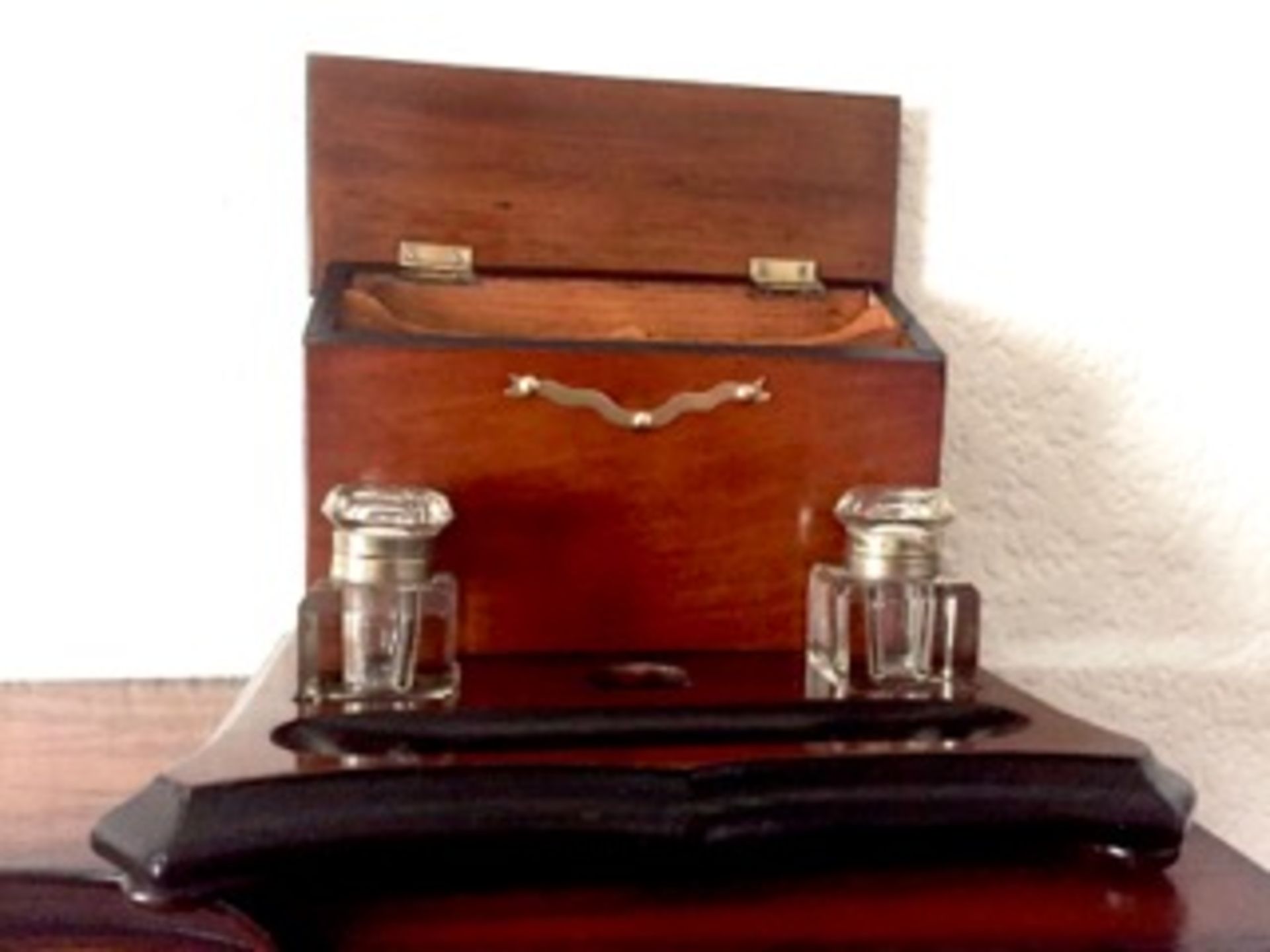 Mahogany desk tidy letter rack - Image 3 of 4