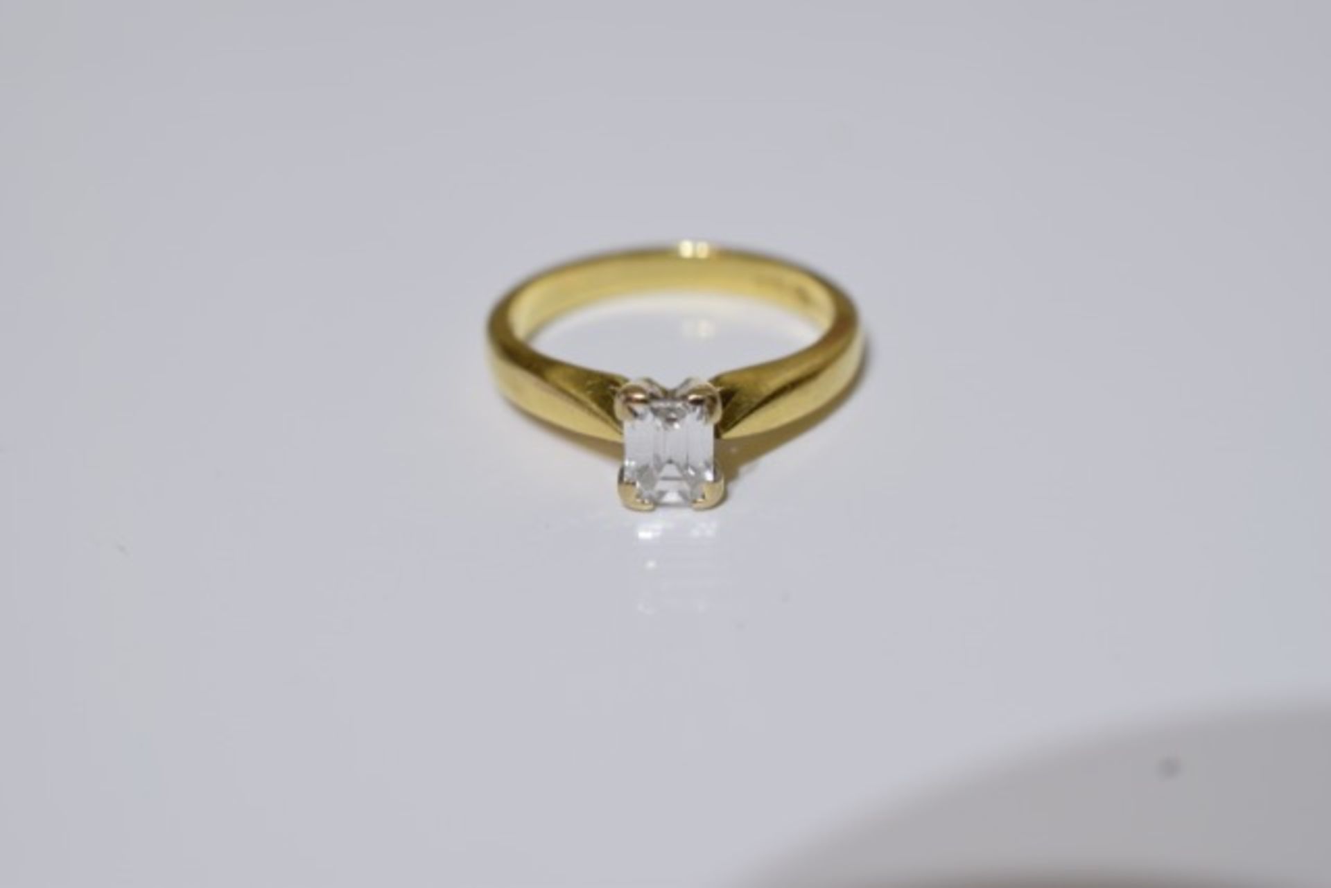 18ct Gold Emerald cut diamond ring, Size J, Clear without inclusions visible to the eye. - Image 2 of 5