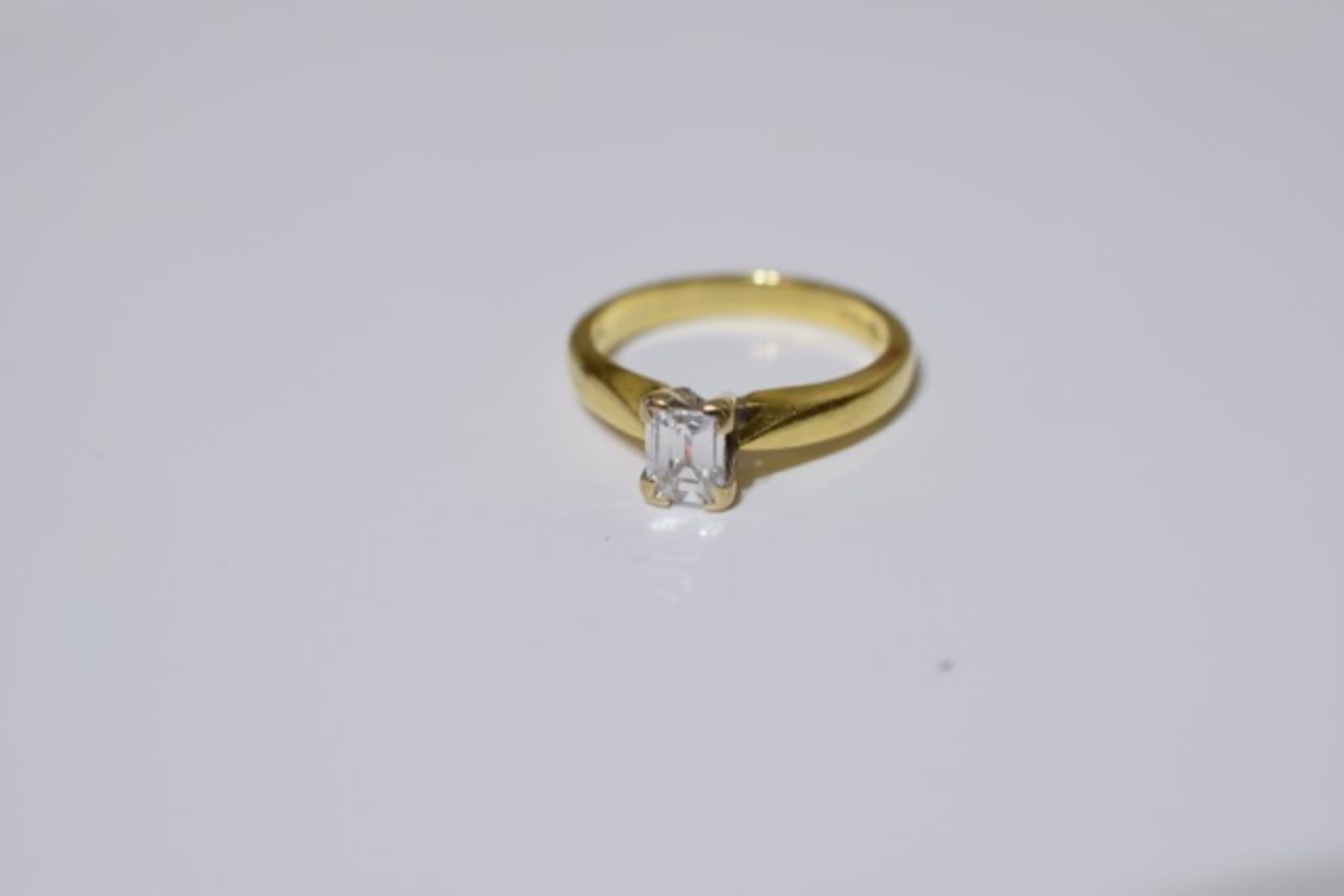 18ct Gold Emerald cut diamond ring, Size J, Clear without inclusions visible to the eye. - Image 5 of 5