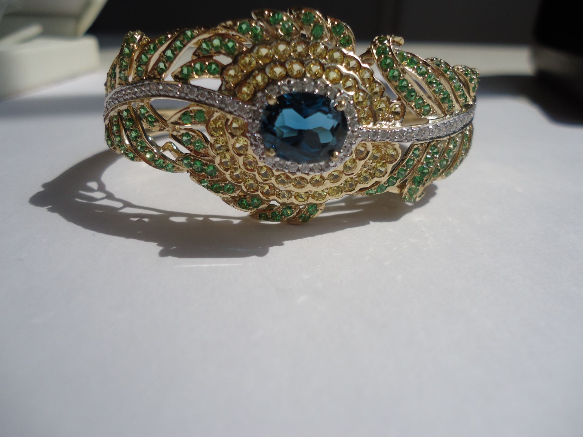 Intricate leaf design bracelet, set on 14k yellow gold with green, yellow and blue precious stoones - Image 14 of 15