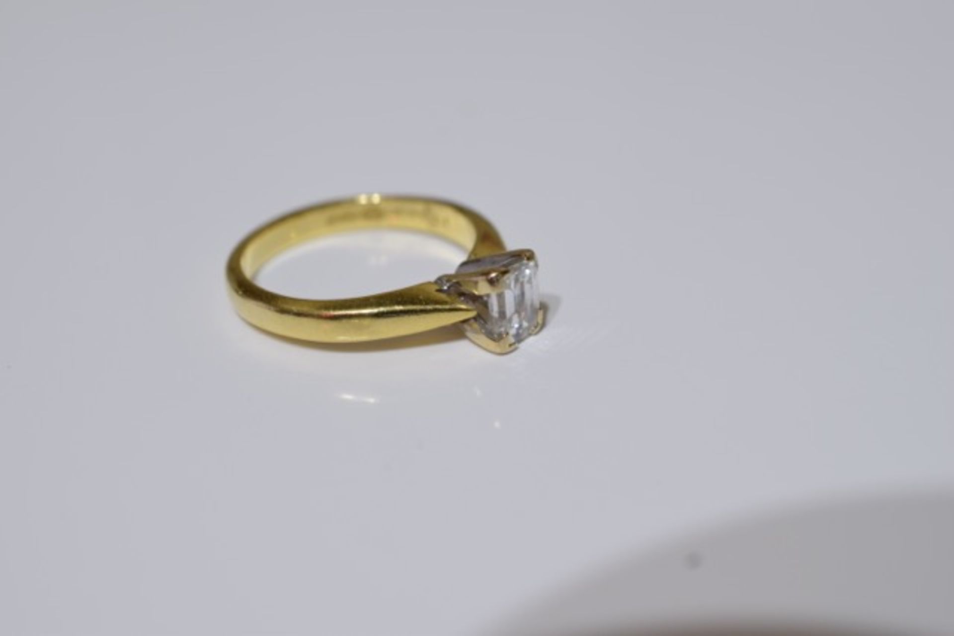 18ct Gold Emerald cut diamond ring, Size J, Clear without inclusions visible to the eye. - Image 3 of 5