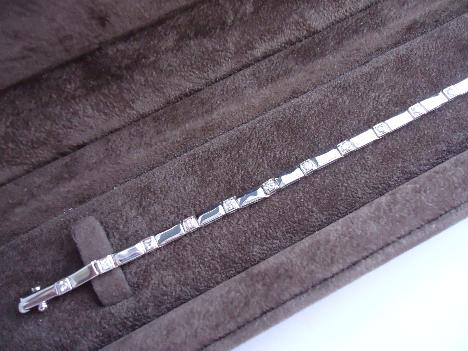 tennis bracelet in 14k white gold with 14 round cut brilliant diamonds - Image 9 of 15