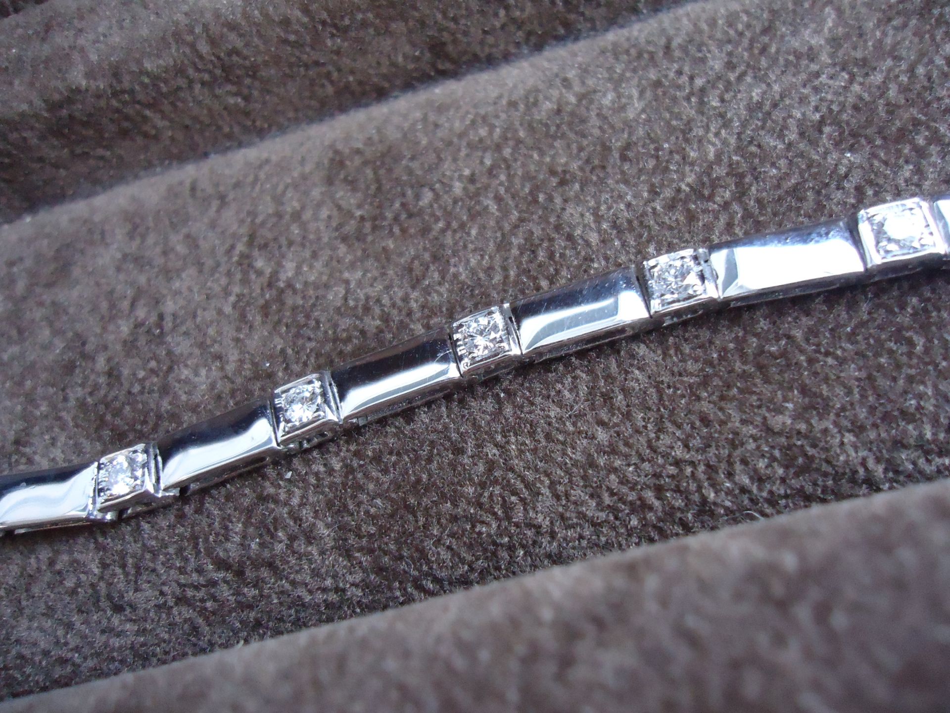 tennis bracelet in 14k white gold with 14 round cut brilliant diamonds - Image 13 of 15