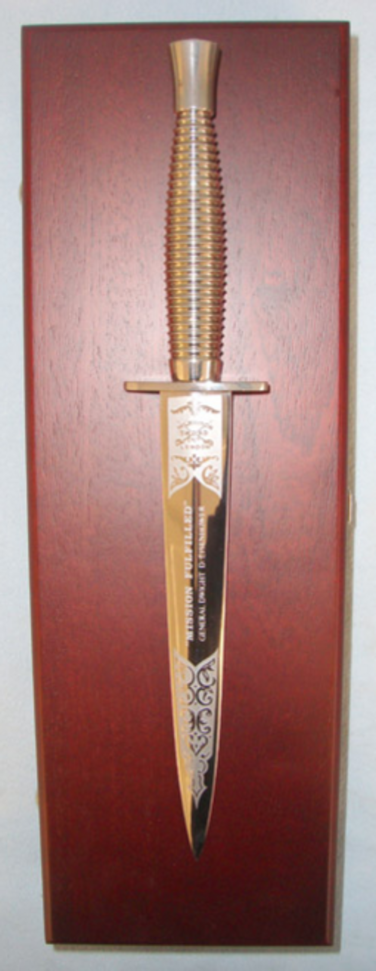 MINT, Cased Commemorative Fairbairn Sykes 3rd Pattern FS Fighting Knife 'WW2 VICTORY IN EUROPE' - Image 3 of 3