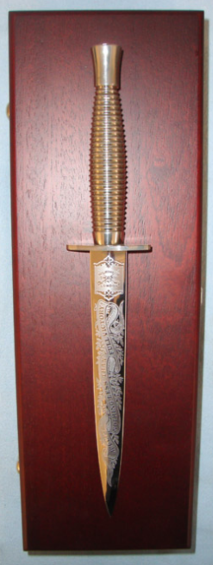 MINT, Cased Commemorative Fairbairn Sykes 3rd Pattern FS Fighting Knife 'WW2 D-Day Invasion - Image 3 of 3