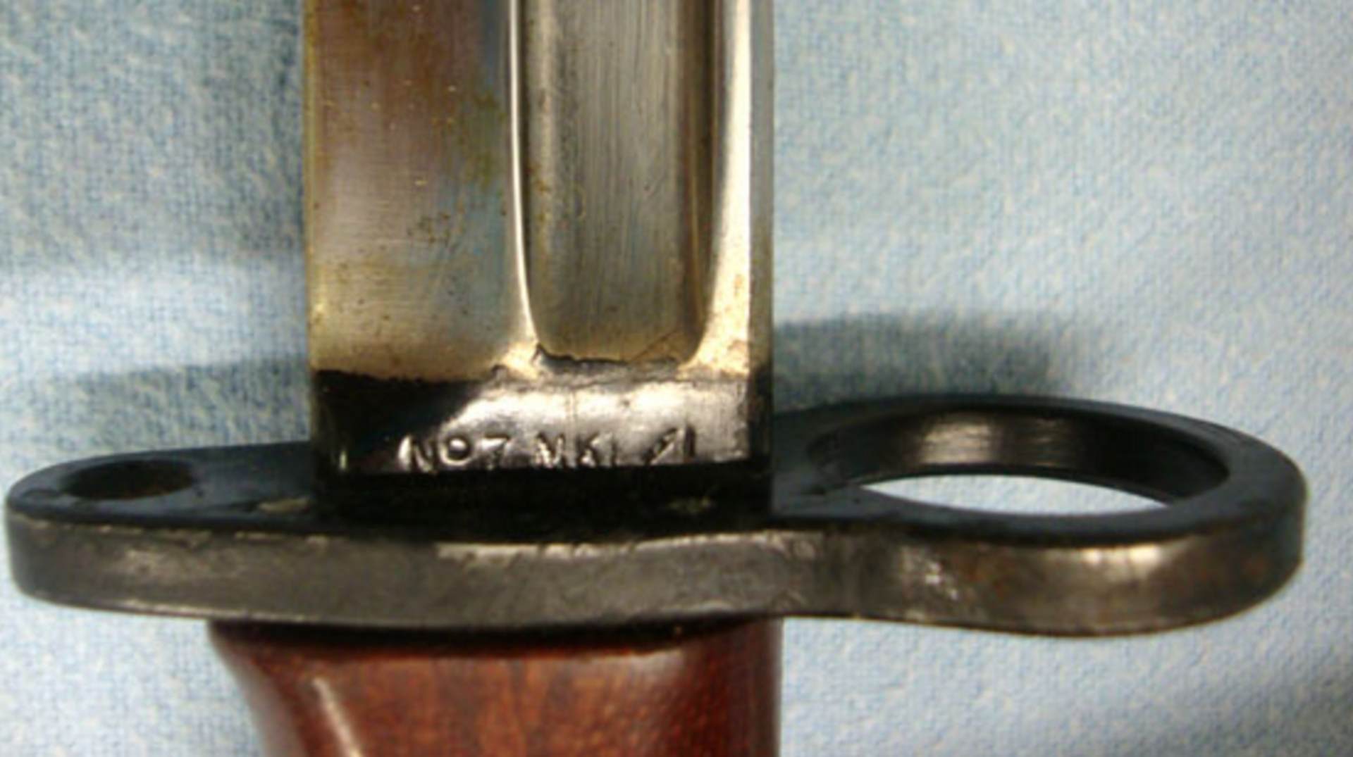 British No 7 MK 1/L Swivelling Pommel Bayonet With Red Composite Grips For No 4 Rifles and Scabbard - Image 2 of 3