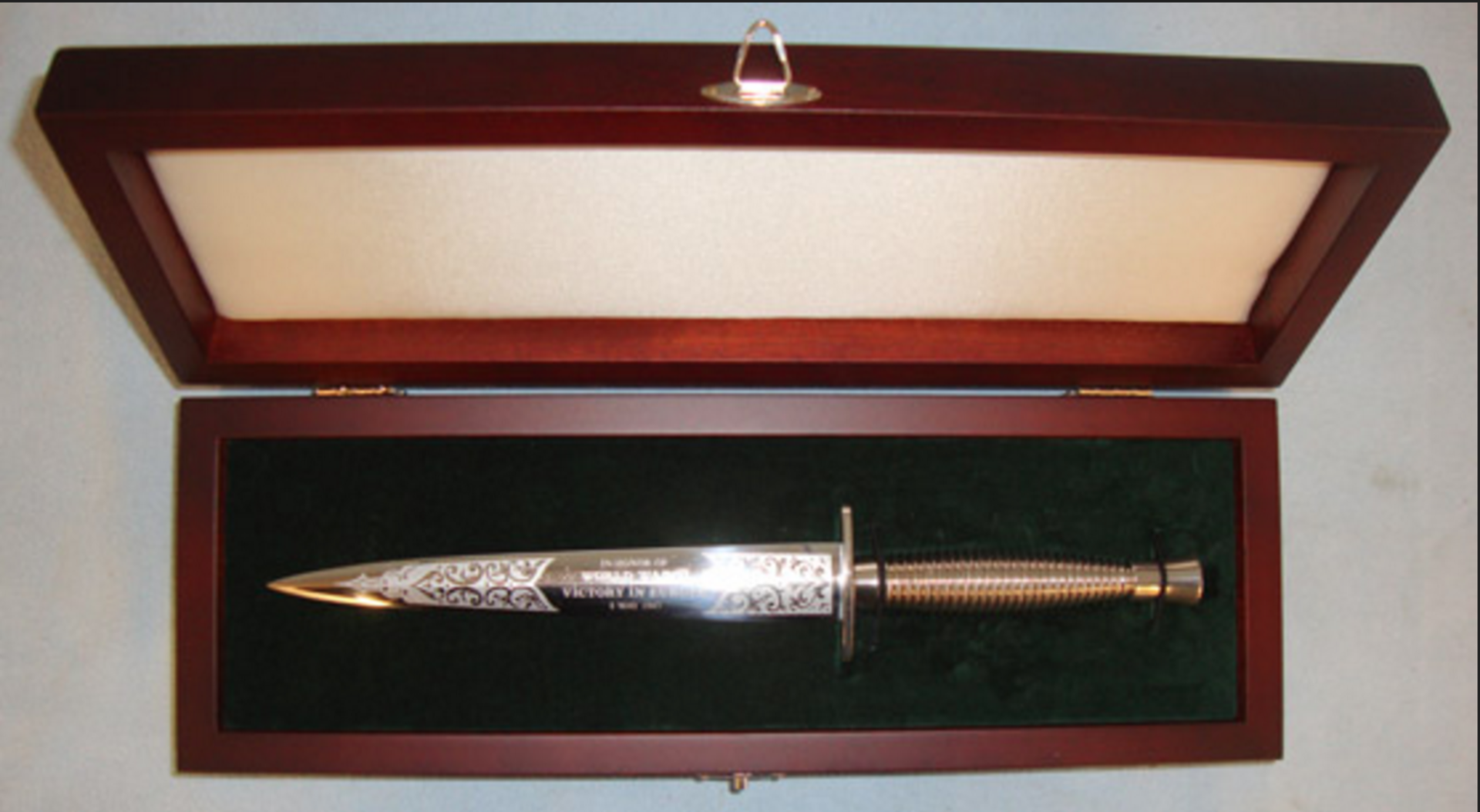 MINT, Cased Commemorative Fairbairn Sykes 3rd Pattern FS Fighting Knife 'WW2 VICTORY IN EUROPE'