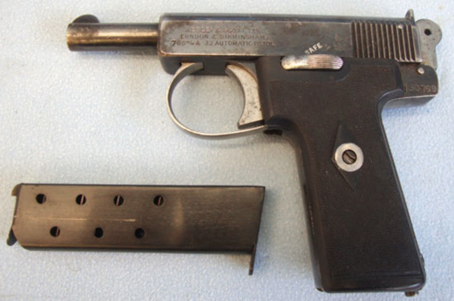 Webley & Scott Model 1908 .32 Calibre Semi Automatic Pistol & Magazine. - Image 3 of 3