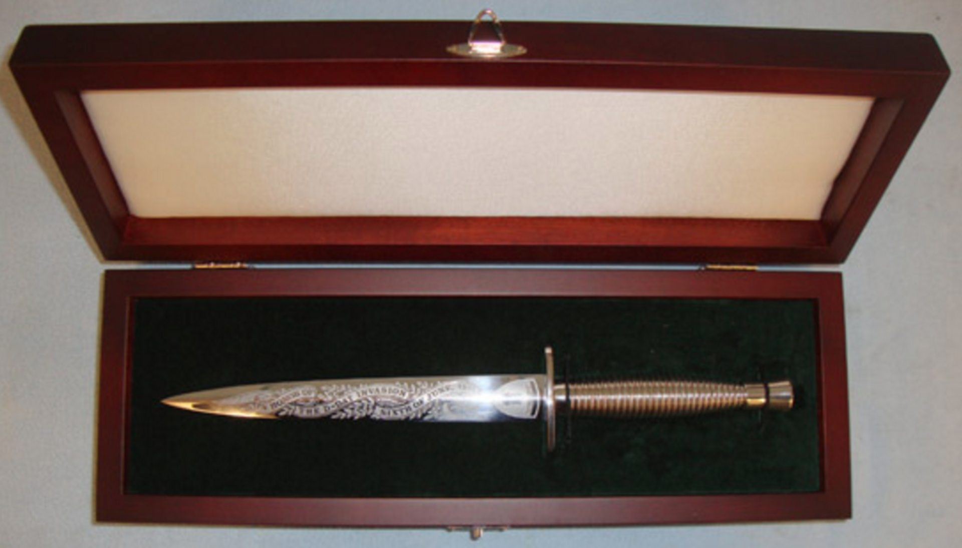 MINT, Cased Commemorative Fairbairn Sykes 3rd Pattern FS Fighting Knife 'WW2 D-Day Invasion - Image 2 of 3