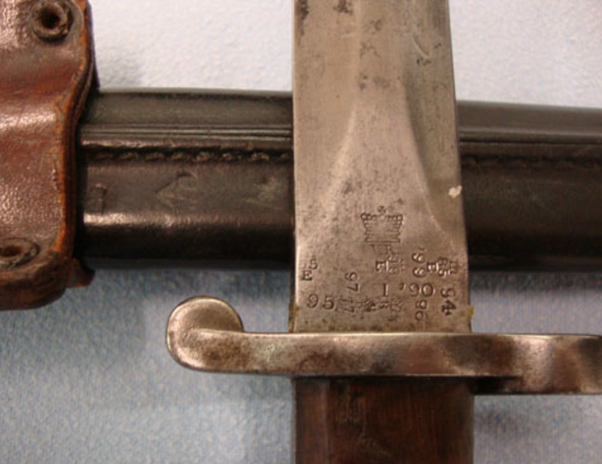 British Pattern 1888 MK I, 1st Type Sword Bayonet with Three Brass Rivets, Scabbard & Frog - Image 2 of 3