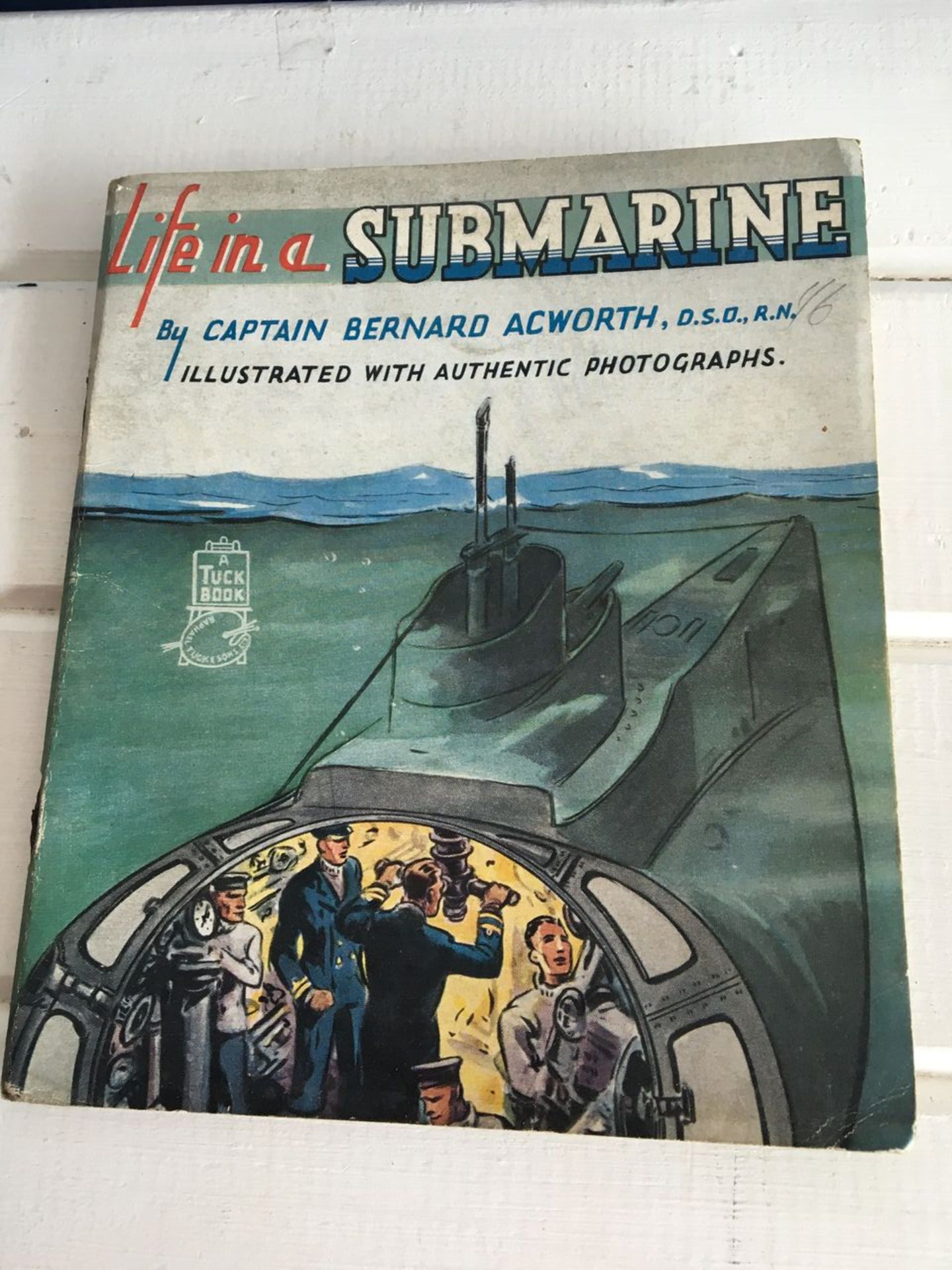 WW2 BOOK - TUCK & SONS - LIFE IN A SUBMARINE BY CAPTAIN BERNARD ACWORTH. 48 PAGES. FREE UK DELIVERY.