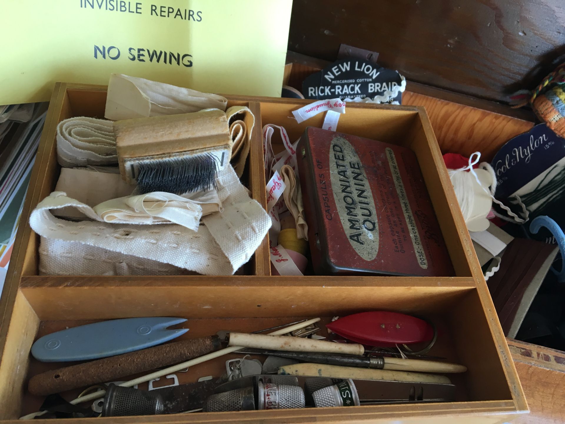 ART DECO WOODEN SEWING BOX AND ALL ORIGINAL CONTENTS. APPROX 13 X 9 X 5". FREE UK DELIVERY. NO VAT. - Image 3 of 4