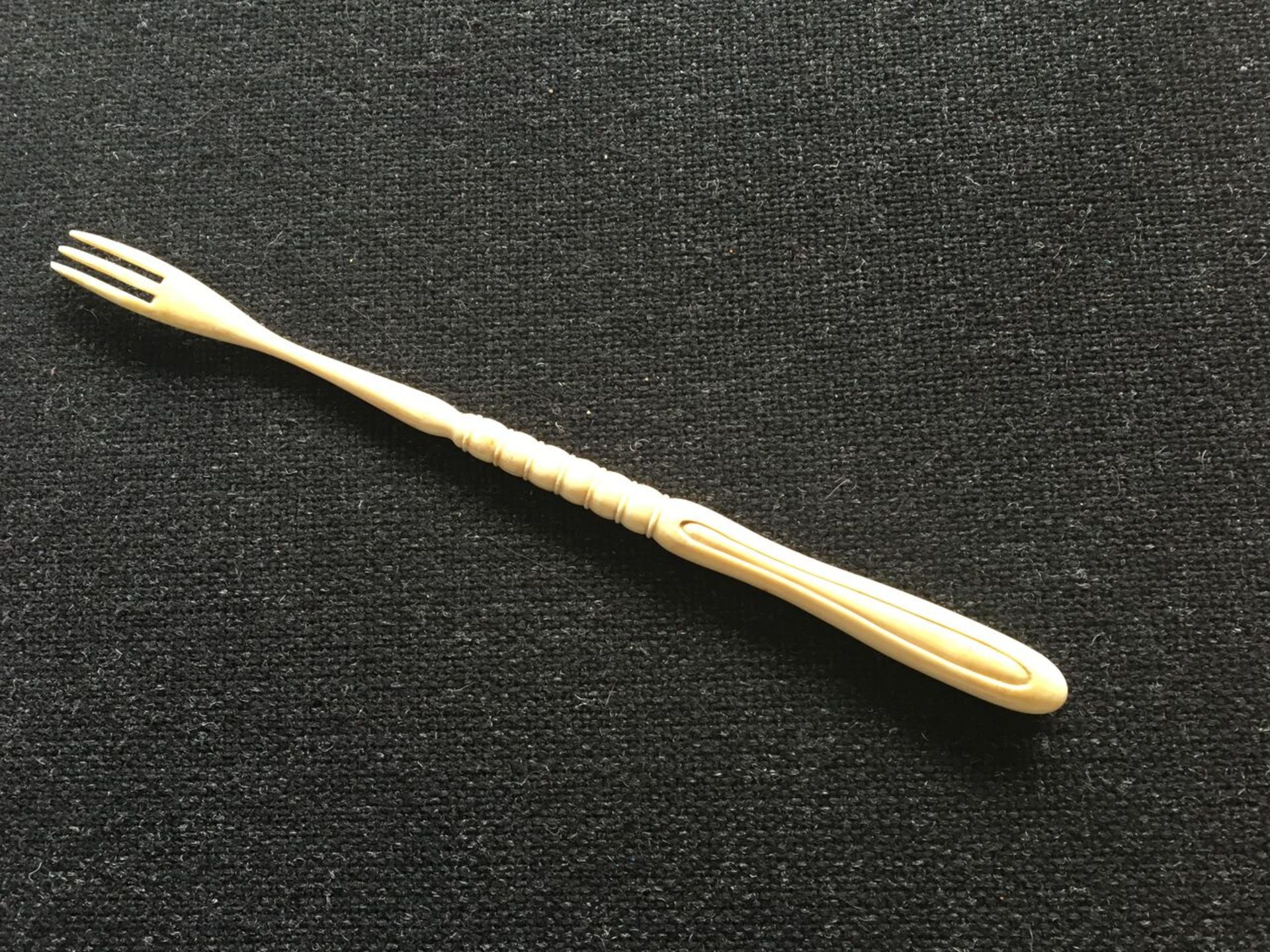 A LATE 19TH CENTURY ANTIQUE FORK MADE OF IVORY. APPROX 25CM. FREE UK DELIVERY. NO VAT. - Image 2 of 2