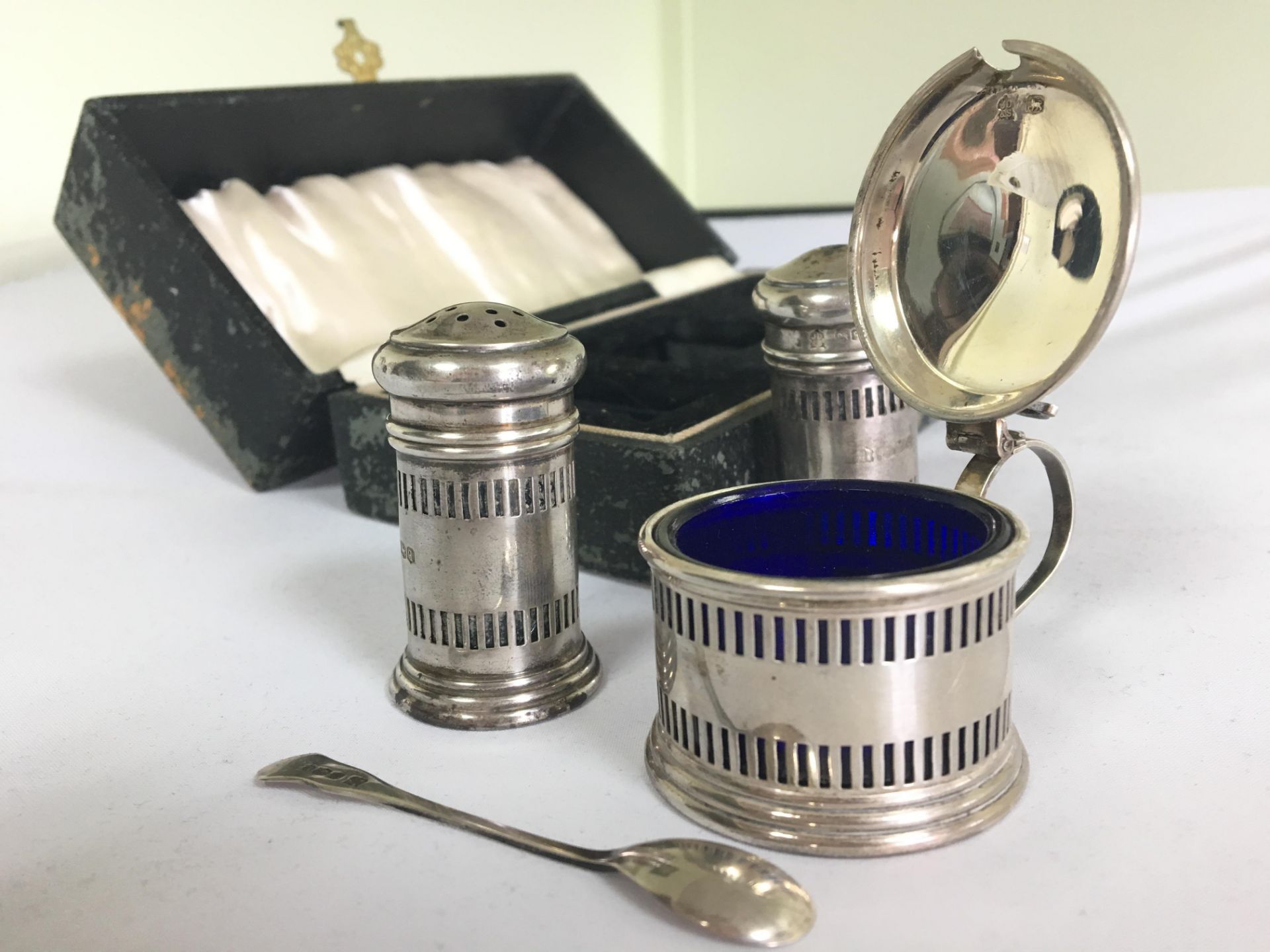 STUNNING CASED 1930s ART DECO SILVER CRUET MADE BY JAMES DIXON AND SONS AND FULLY HALLMARKED FOR - Image 2 of 3