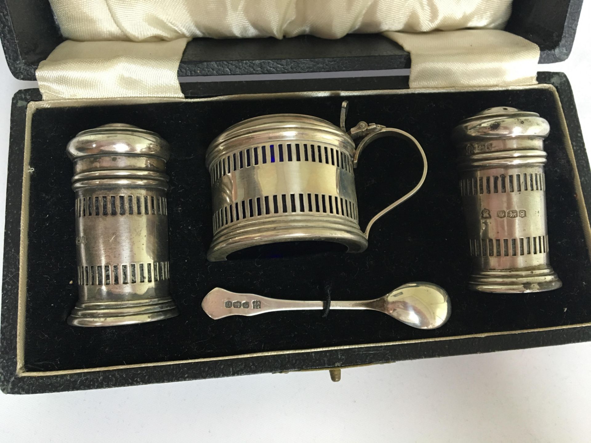 STUNNING CASED 1930s ART DECO SILVER CRUET MADE BY JAMES DIXON AND SONS AND FULLY HALLMARKED FOR - Image 3 of 3