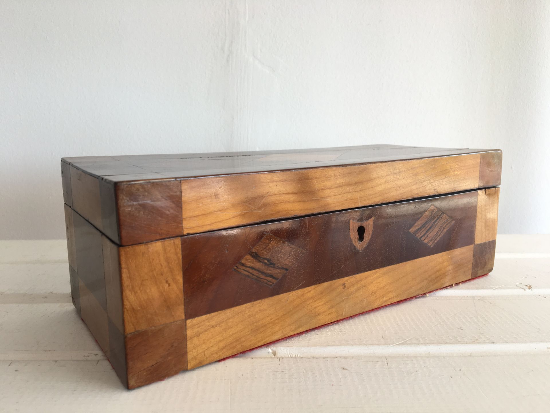 SUPERB ANTIQUE INLAID / MARQUETRY BOX WITH LOCK (NO KEY PRESENT) AND RED VELVET LINING. MEASURES - Image 3 of 3