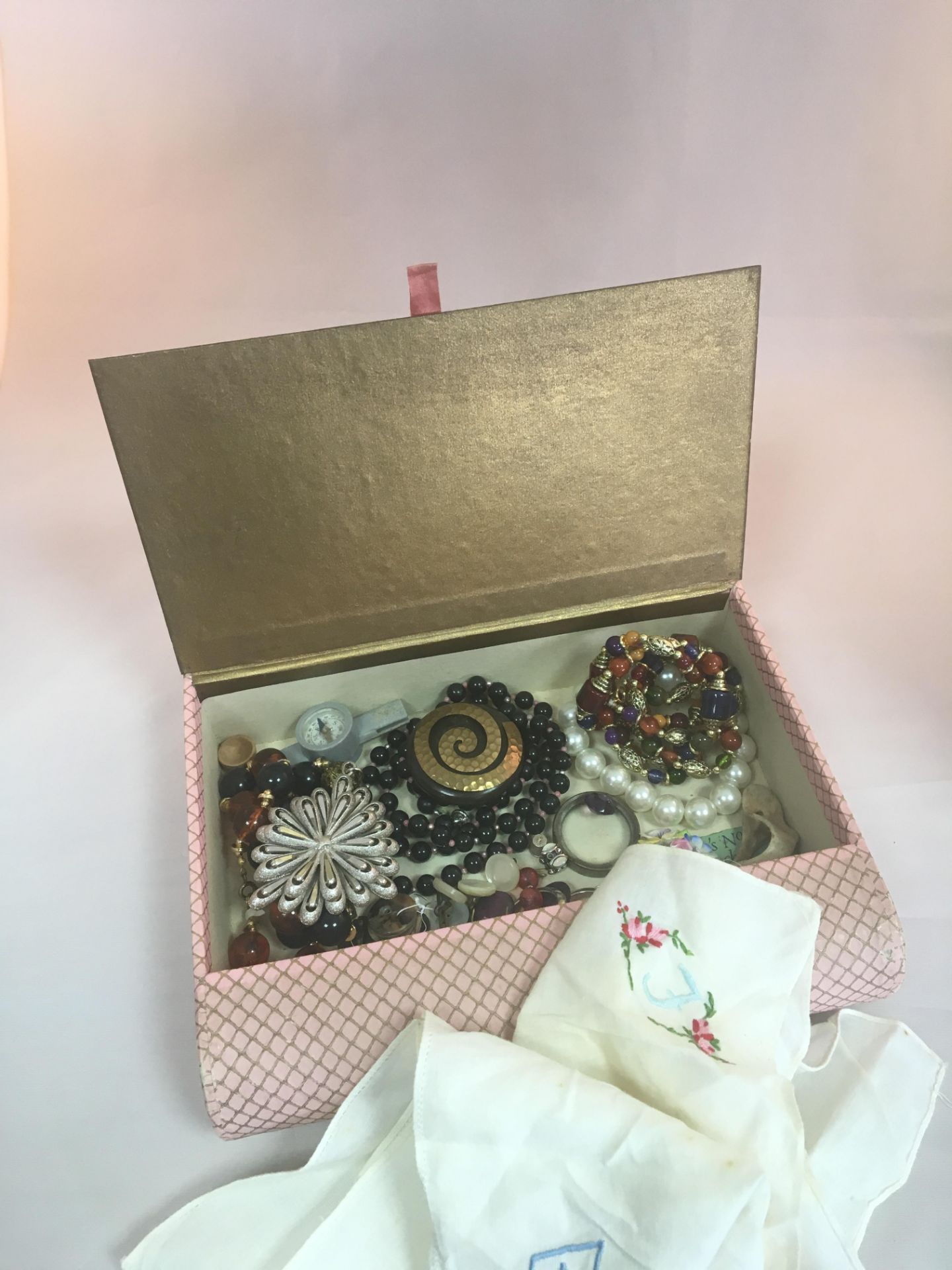 A VINTAGE BOX WITH ORIGINAL CONTENTS AS SHOWN TO INCLUDE COSTUME JEWELLERY AND EMBROIDERED