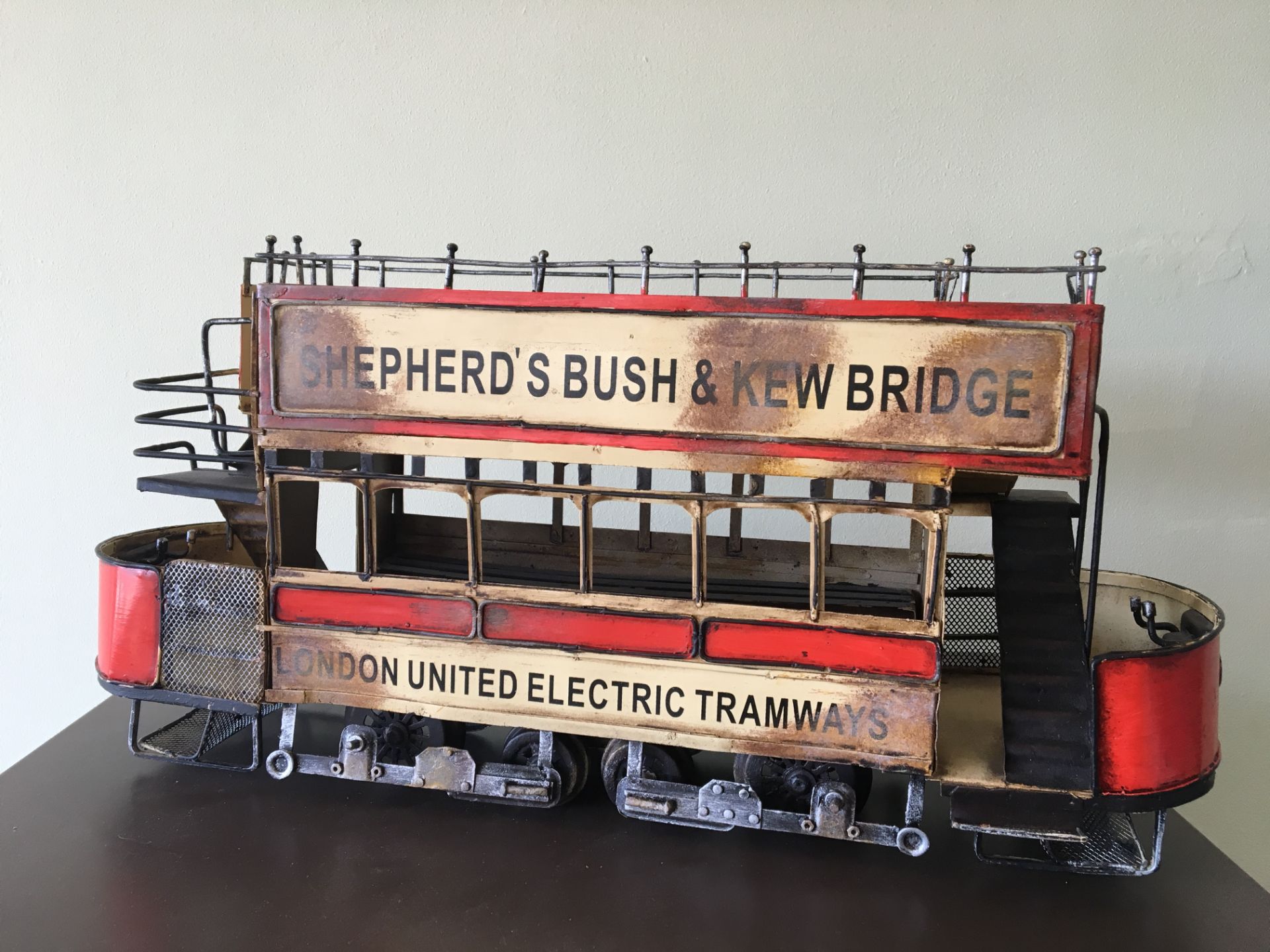 LARGE VINTAGE MODEL TIN PLATE LONDON TRAM. Approx 17 x 8 x 5". FREE UK DELIVERY. NO VAT. - Image 2 of 3