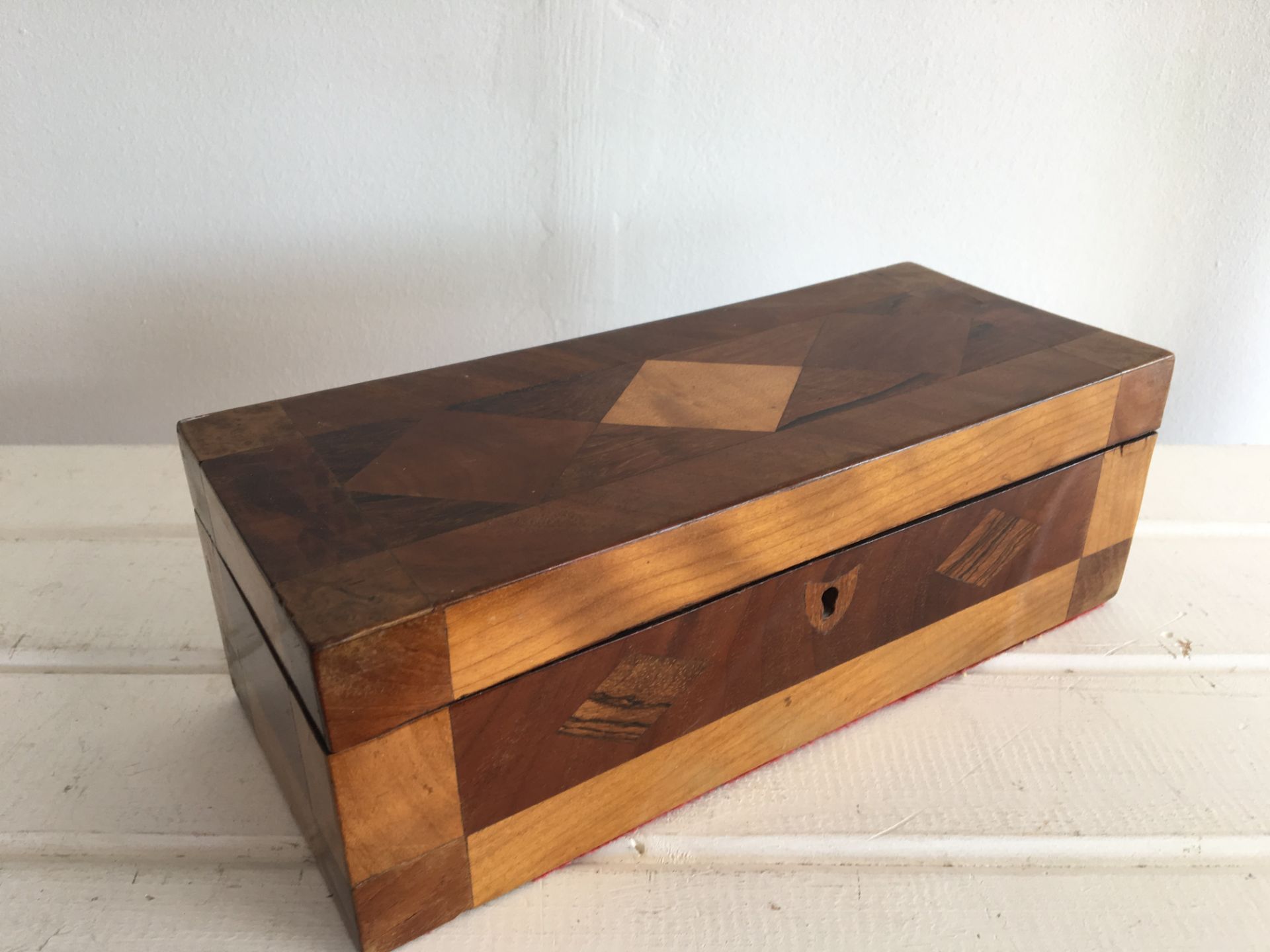 SUPERB ANTIQUE INLAID / MARQUETRY BOX WITH LOCK (NO KEY PRESENT) AND RED VELVET LINING. MEASURES - Image 2 of 3