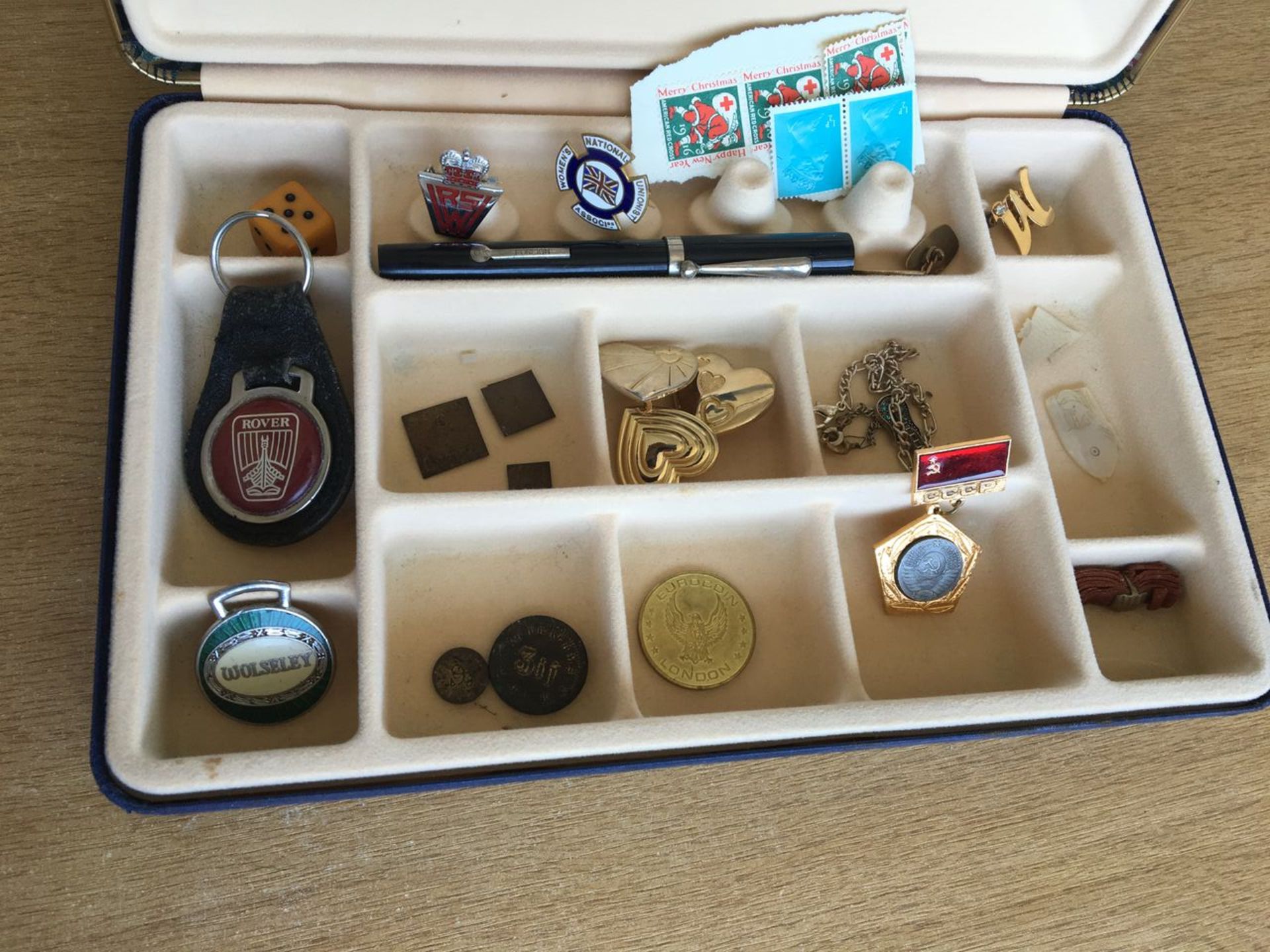 JEWELLERY BOX AND CONTENTS TO INCLUDE ENAMEL BADGES, TOKENS, CLASSIC CAR KEYRINGS ETC. FREE UK