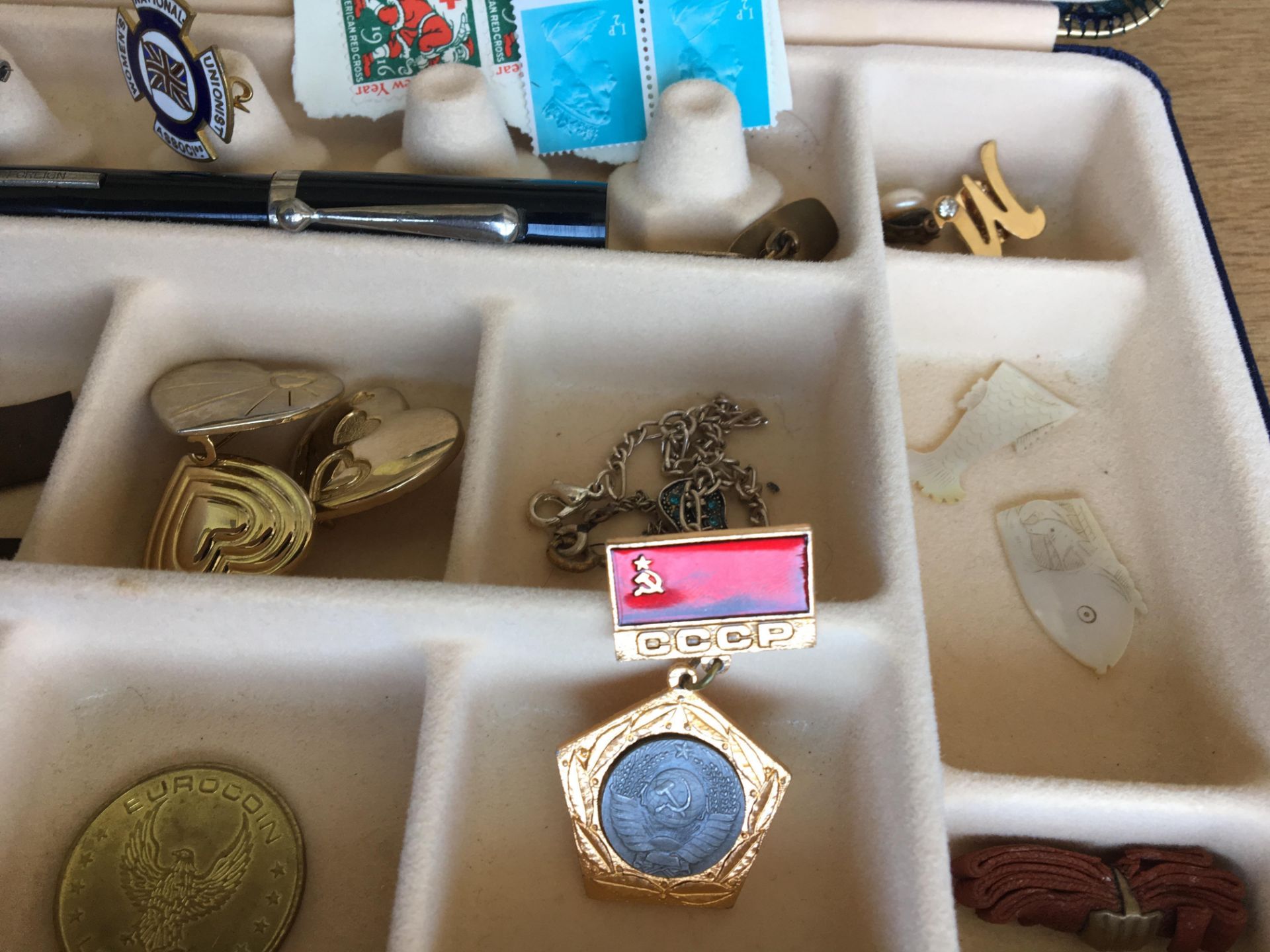 JEWELLERY BOX AND CONTENTS TO INCLUDE ENAMEL BADGES, TOKENS, CLASSIC CAR KEYRINGS ETC. FREE UK - Image 4 of 5