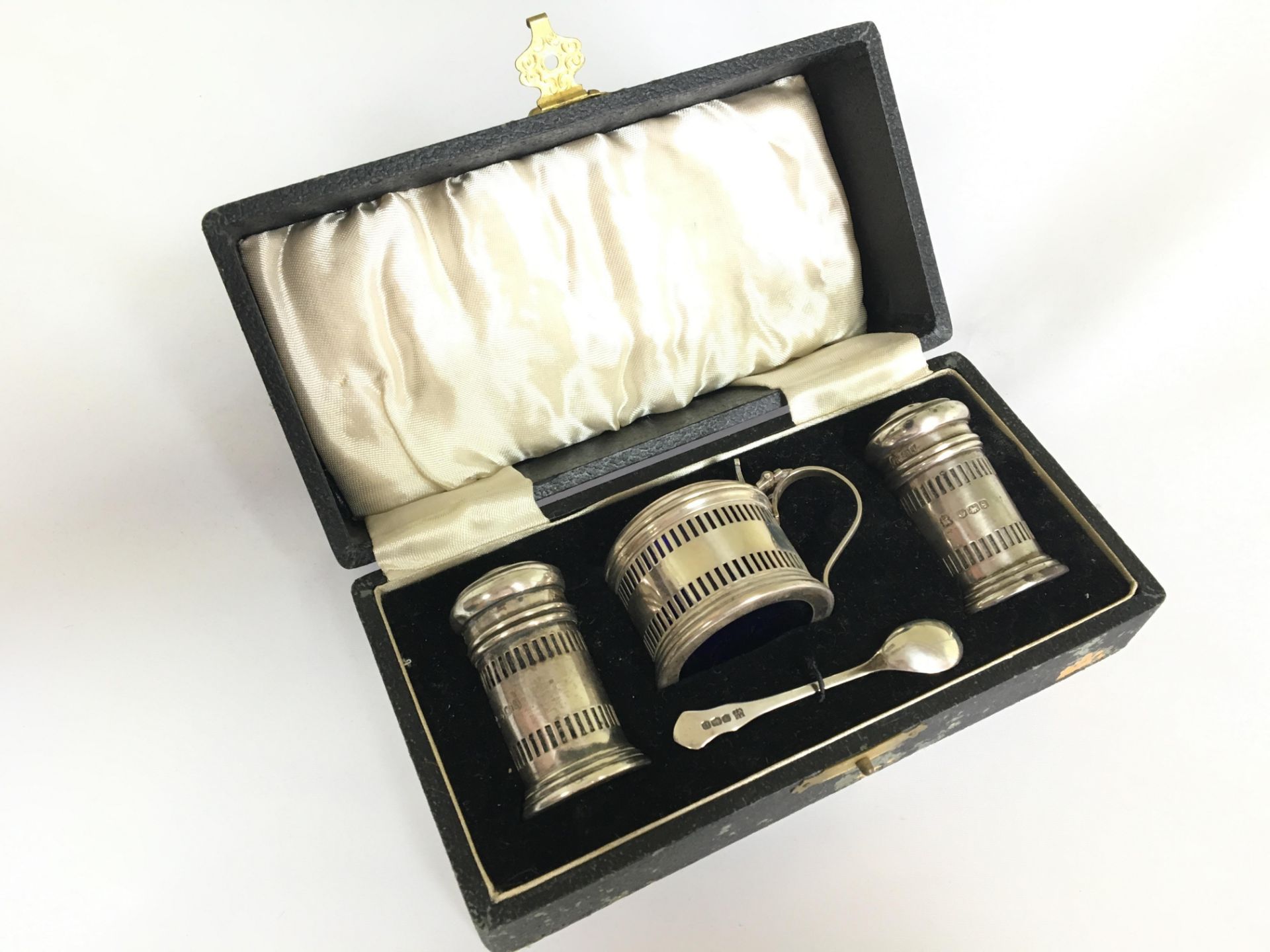 STUNNING CASED 1930s ART DECO SILVER CRUET MADE BY JAMES DIXON AND SONS AND FULLY HALLMARKED FOR