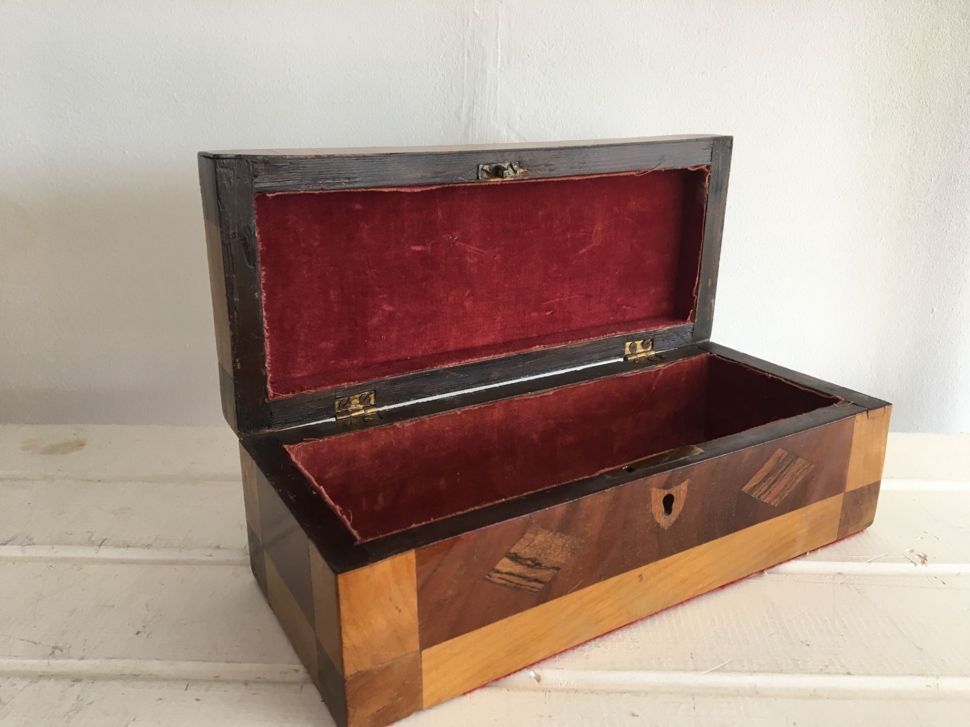 SUPERB ANTIQUE INLAID / MARQUETRY BOX WITH LOCK (NO KEY PRESENT) AND RED VELVET LINING. MEASURES