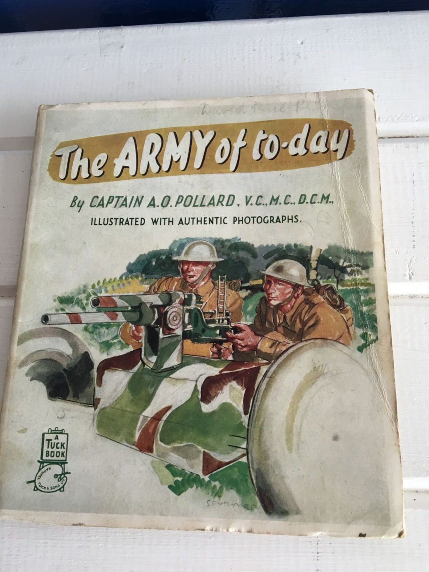 WW2 BOOK - TUCK & SONS - THE ARMY OF TODAY BY CAPTAIN A O POLLARD. 48 PAGES. FREE UK DELIVERY. NO