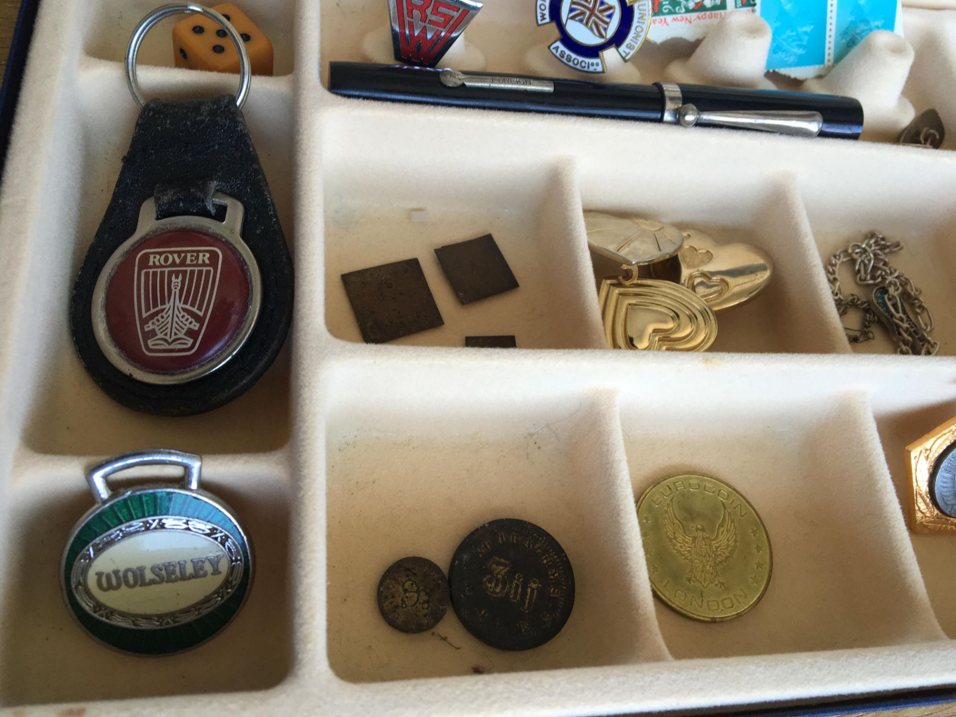 JEWELLERY BOX AND CONTENTS TO INCLUDE ENAMEL BADGES, TOKENS, CLASSIC CAR KEYRINGS ETC. FREE UK - Image 3 of 5