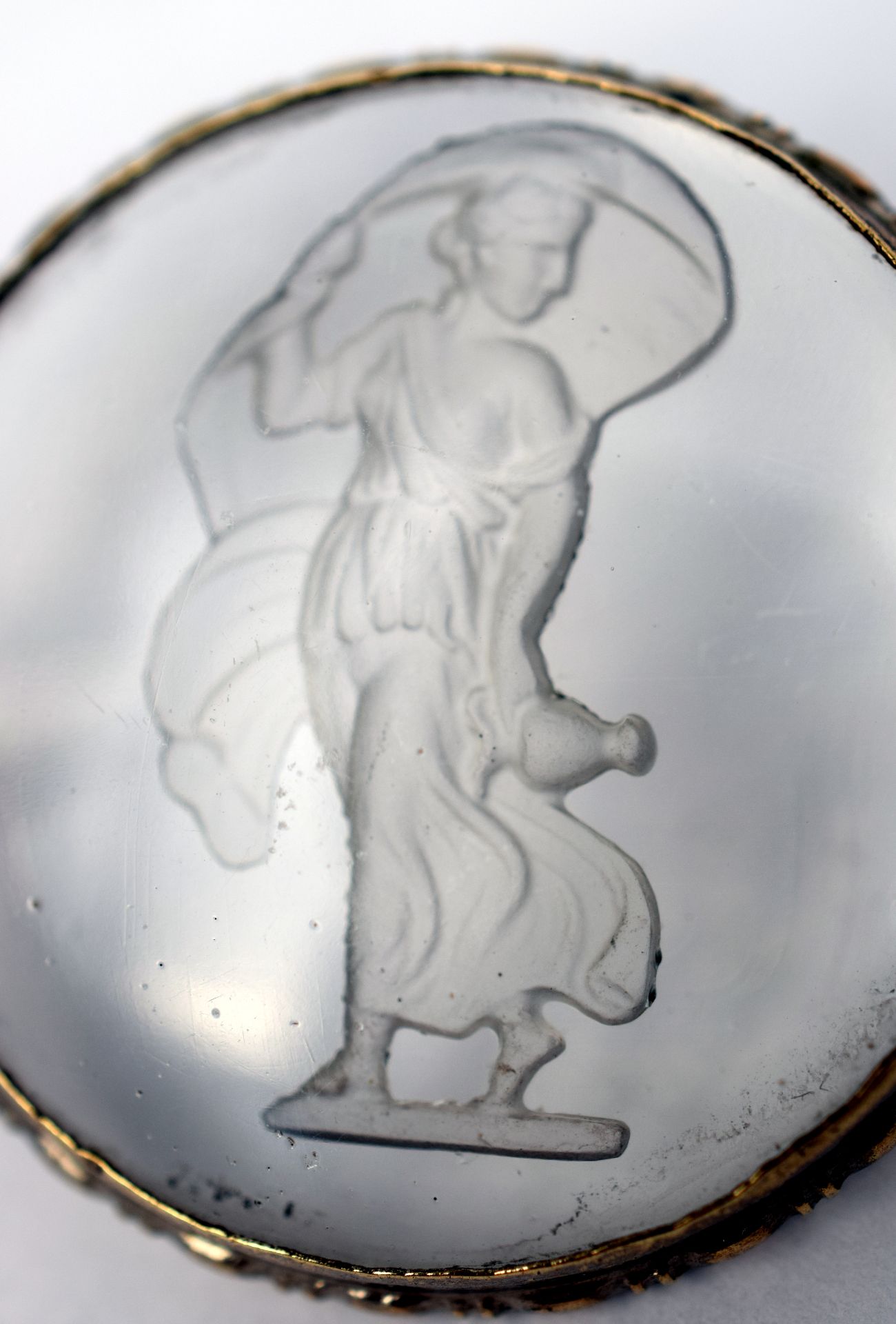Vintage Intaglio Brooch In Gilt & Glass/Quartz Of Classical Woman Figure Carrying Water Jug - Image 2 of 5