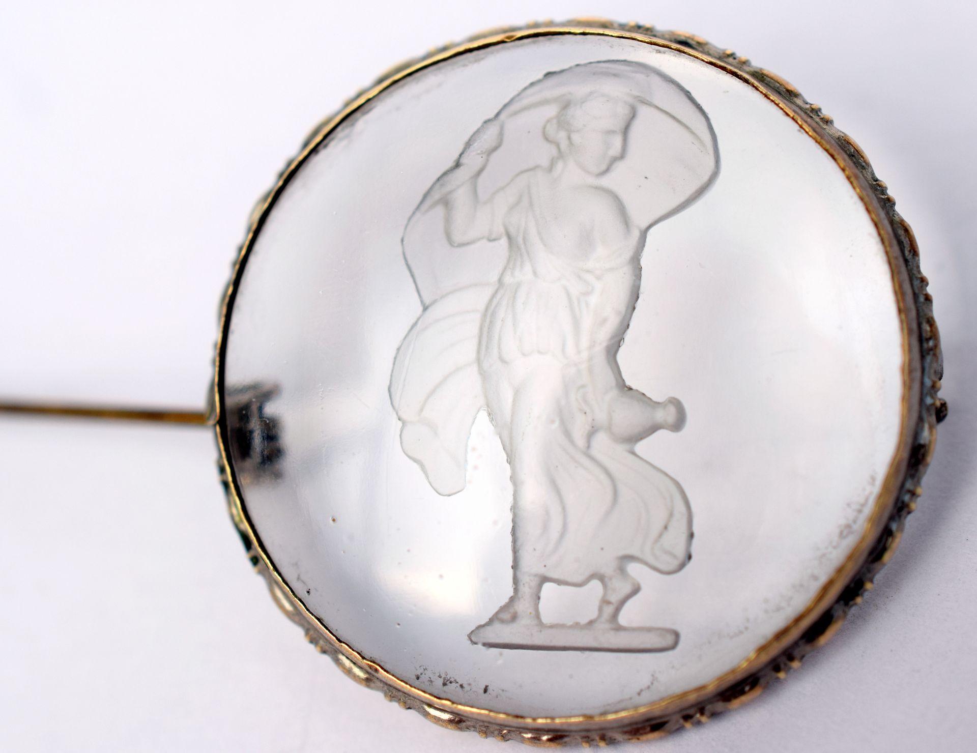 Vintage Intaglio Brooch In Gilt & Glass/Quartz Of Classical Woman Figure Carrying Water Jug
