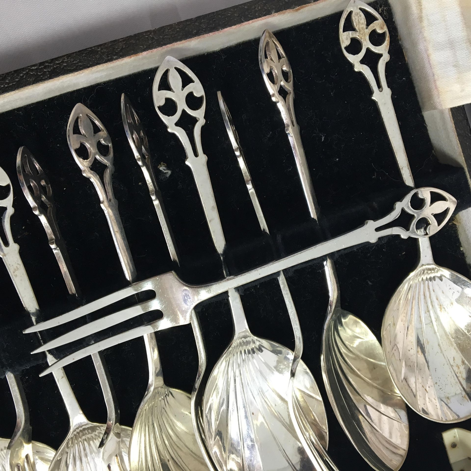 A UNIQUE BOXED CUTLERY SET BY FIRTH'S OF SHEFFIELD OFFERING 18 PIECES OF STUNNING DESIGN. FREE UK - Image 2 of 2