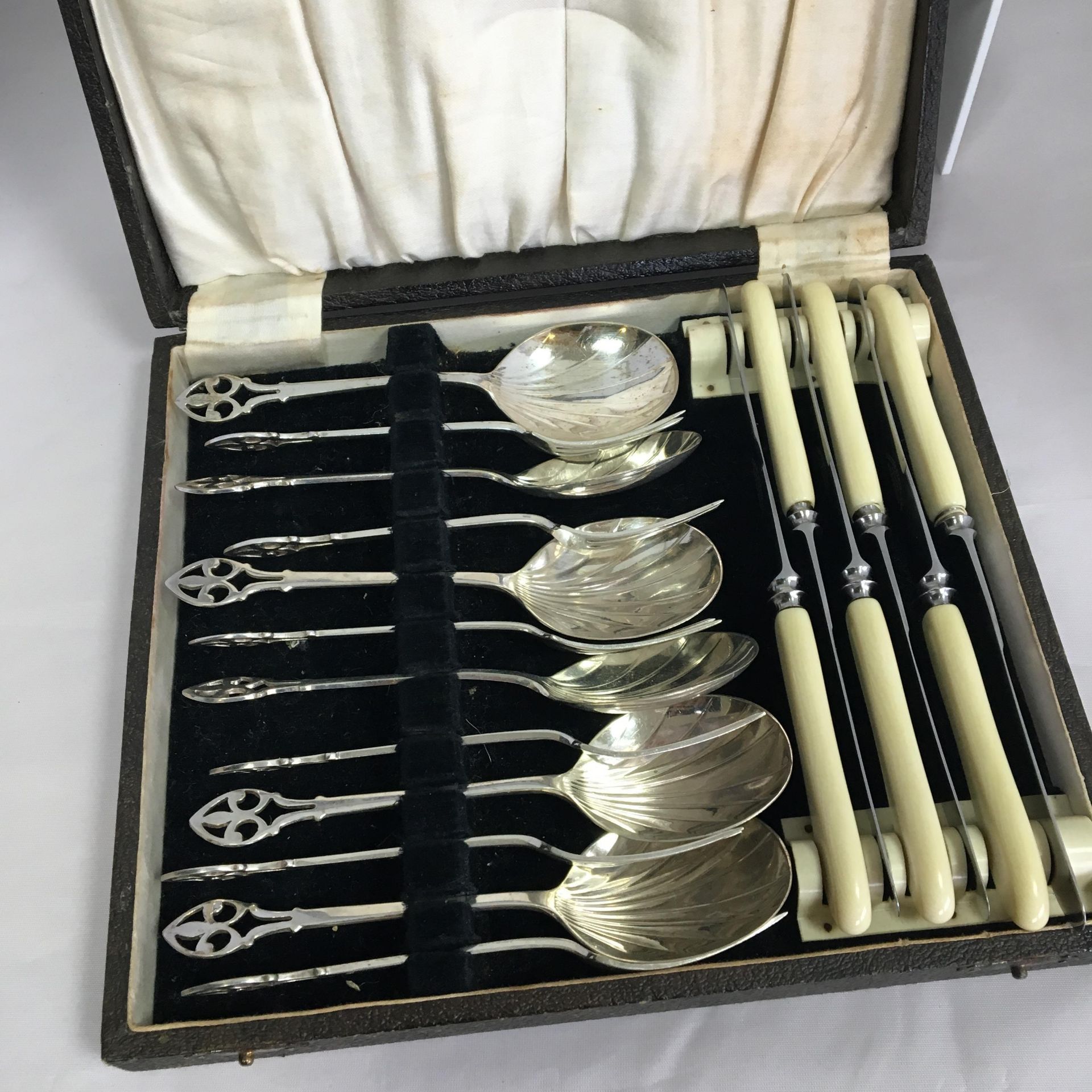 A UNIQUE BOXED CUTLERY SET BY FIRTH'S OF SHEFFIELD OFFERING 18 PIECES OF STUNNING DESIGN. FREE UK