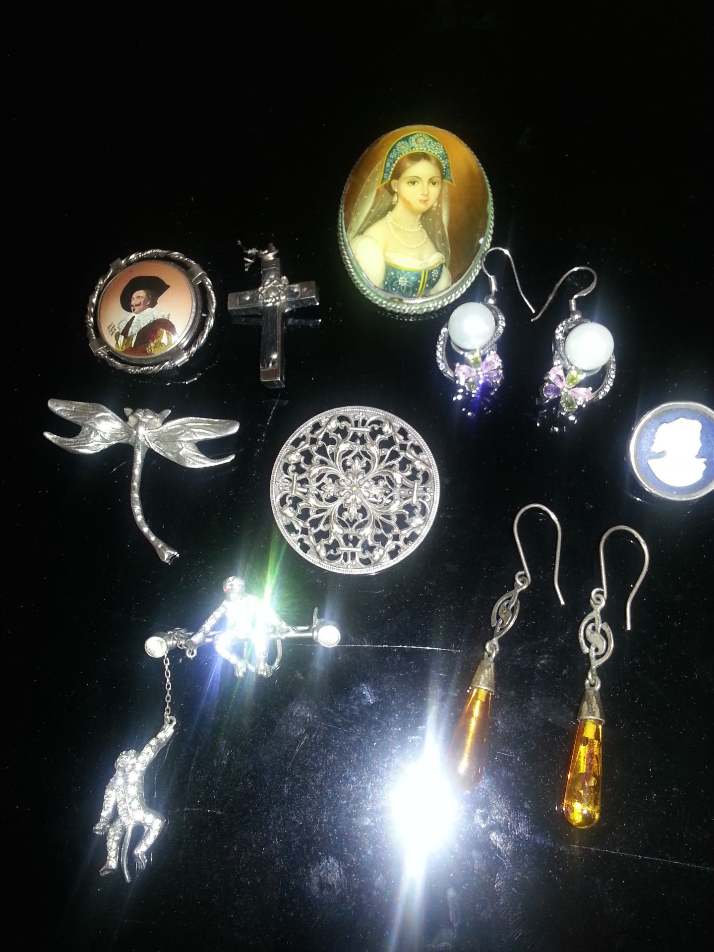A vintage collection of jewellery