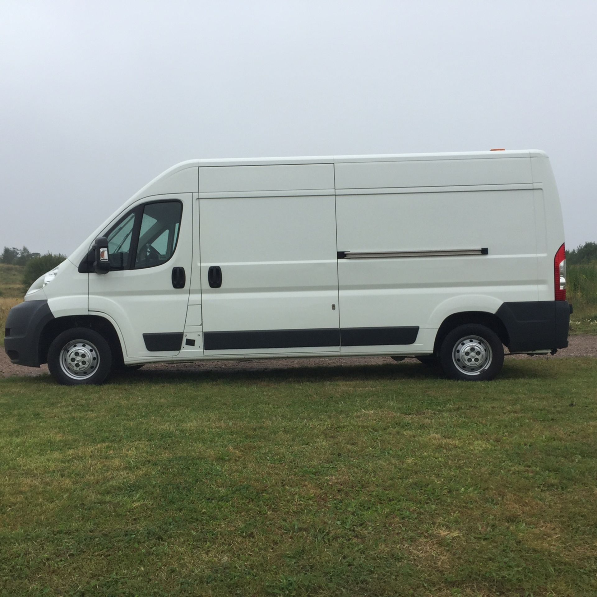 Peugeot Boxer 2.2L HDI 435 L4/H2 High Roof Van (2014) - Image 6 of 10