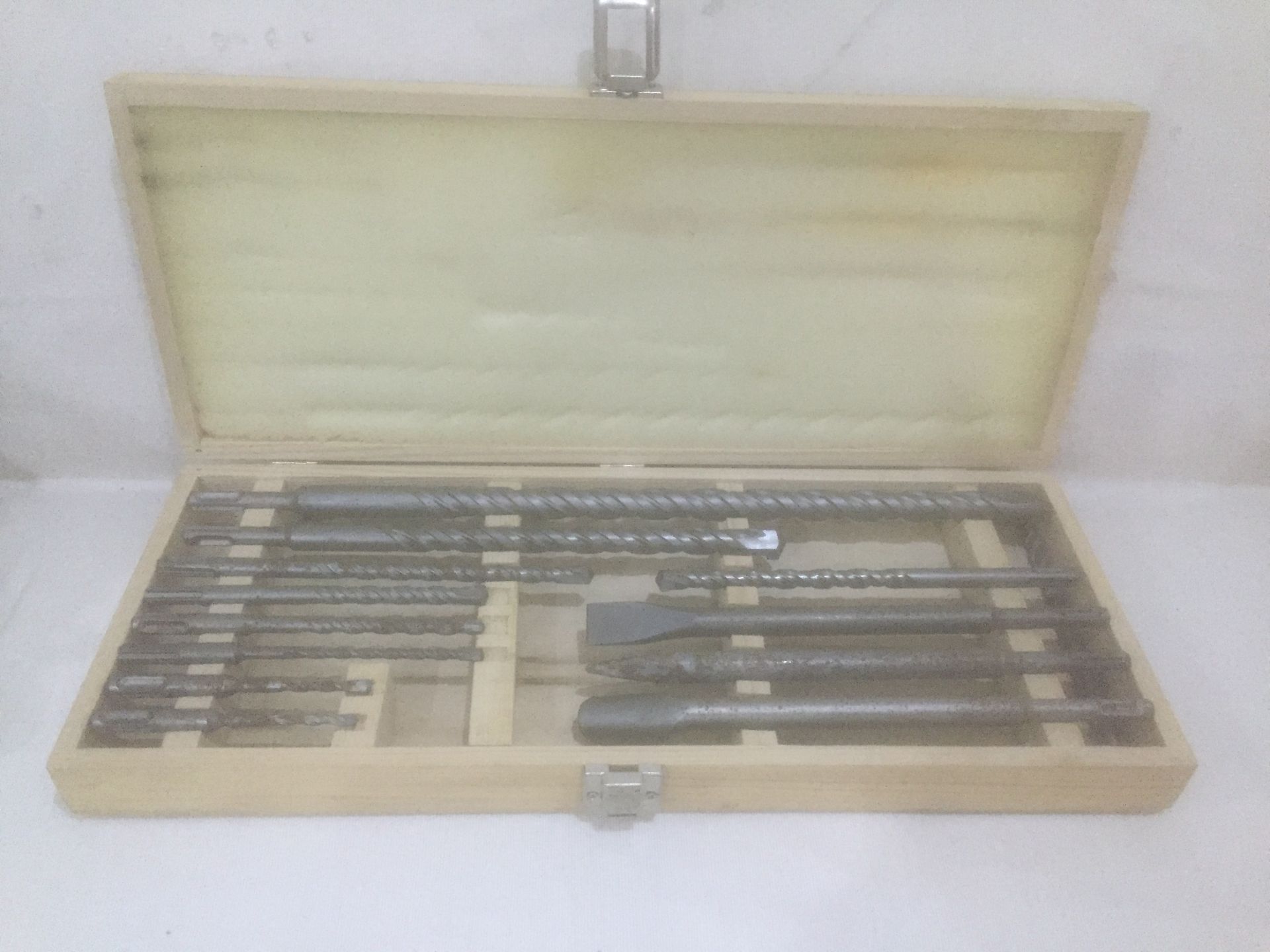 DRILL BITS AND CHISEL SET