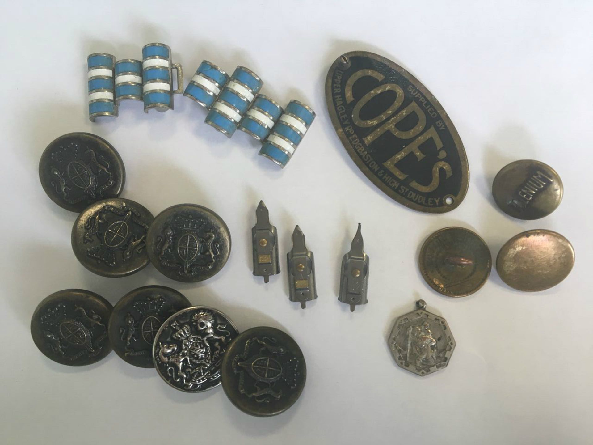 A GROUP OF VARIOUS COLLECTABLES TO INCLUDE MILITARY BUTTONS, BOLENIUM BUTTON, A CATHOLIC PENDANT,