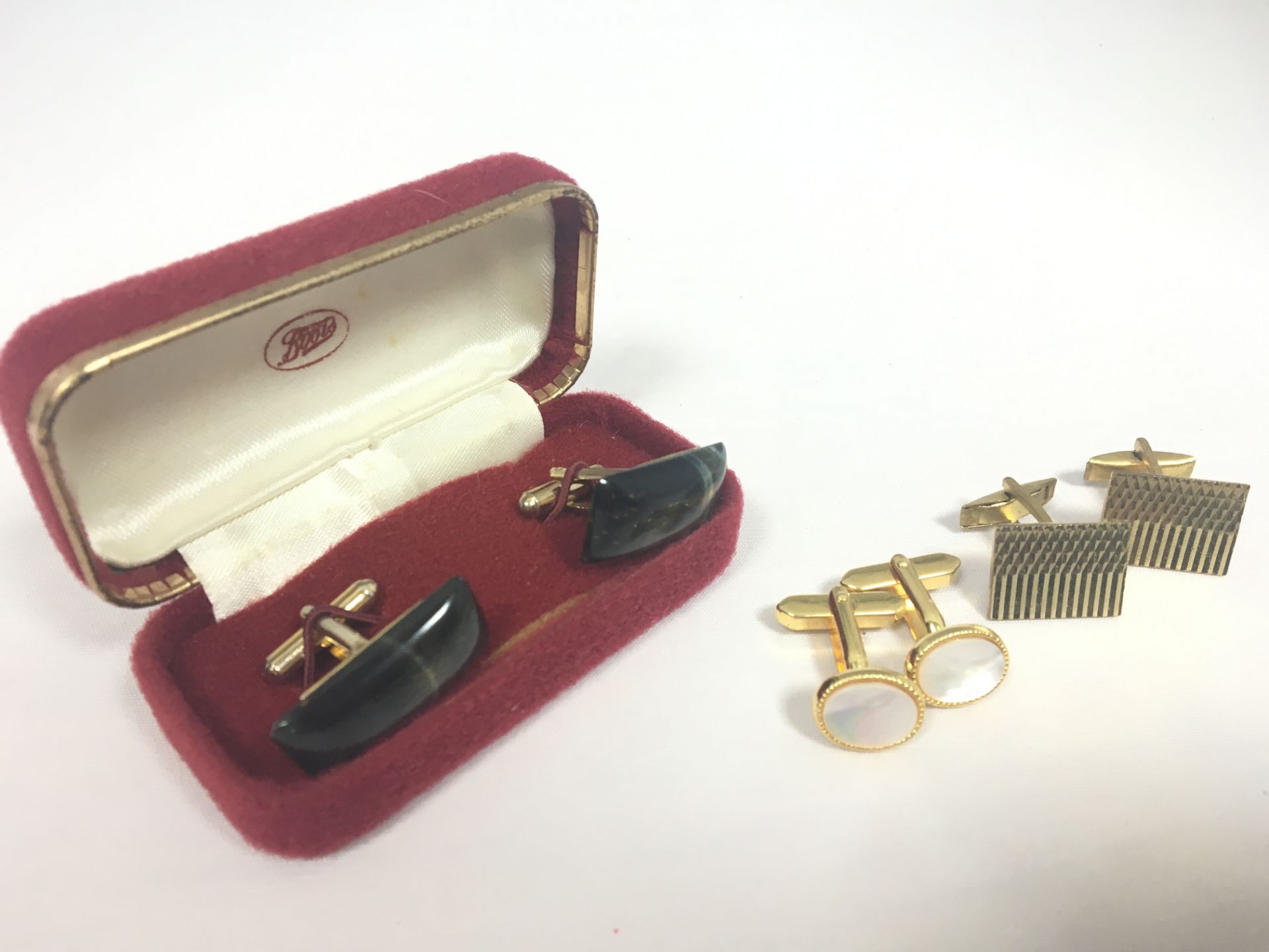 A GROUP OF VARIOUS VINTAGE CUFFLINKS. FREE UK DELIVERY.