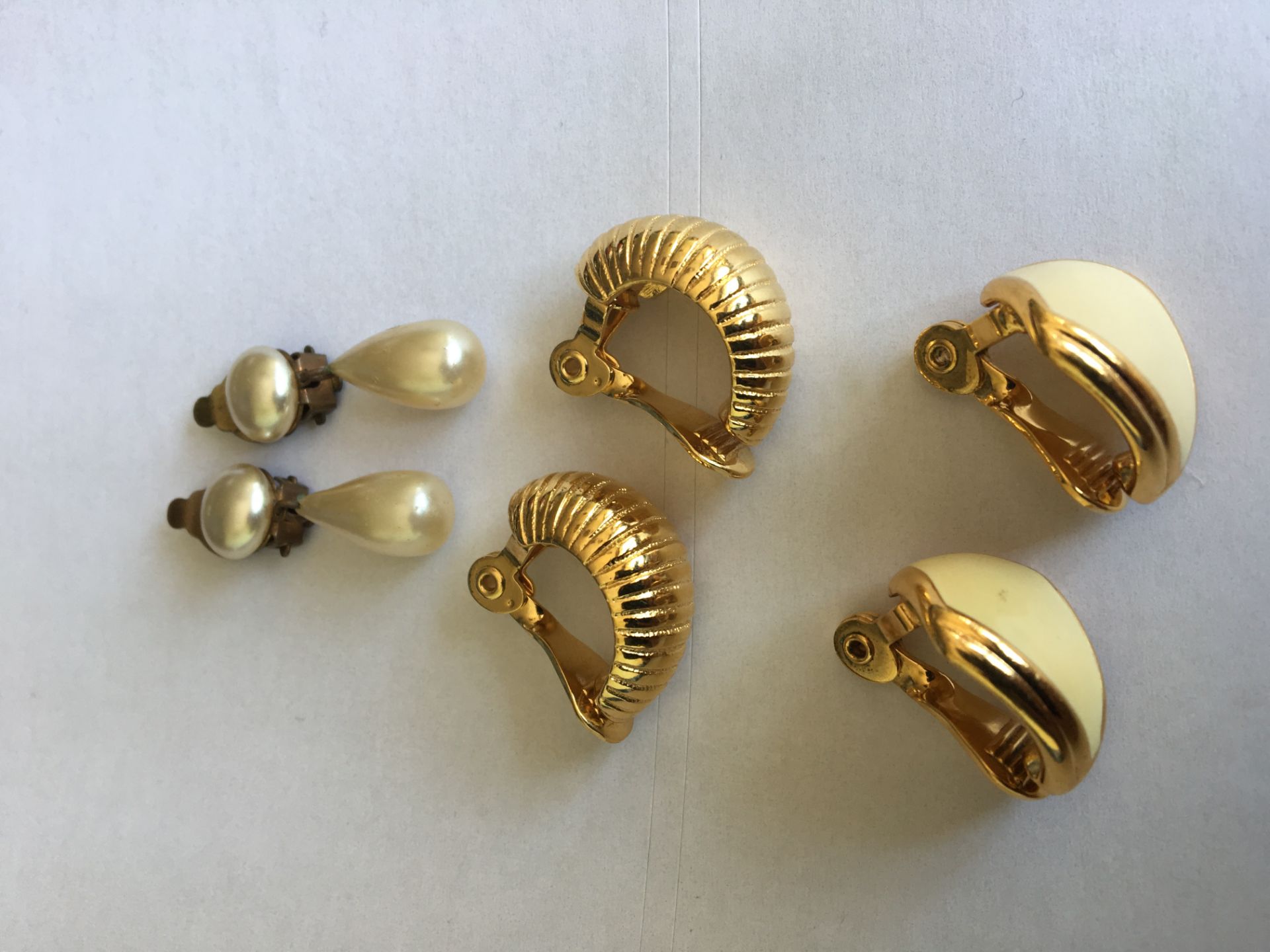 A GOOD SELECTION OF VINTAGE DESIGNER CLIP ON EARRINGS. TWO SIGNED MONET TOGETHER WITH ONE FAUX PEARL