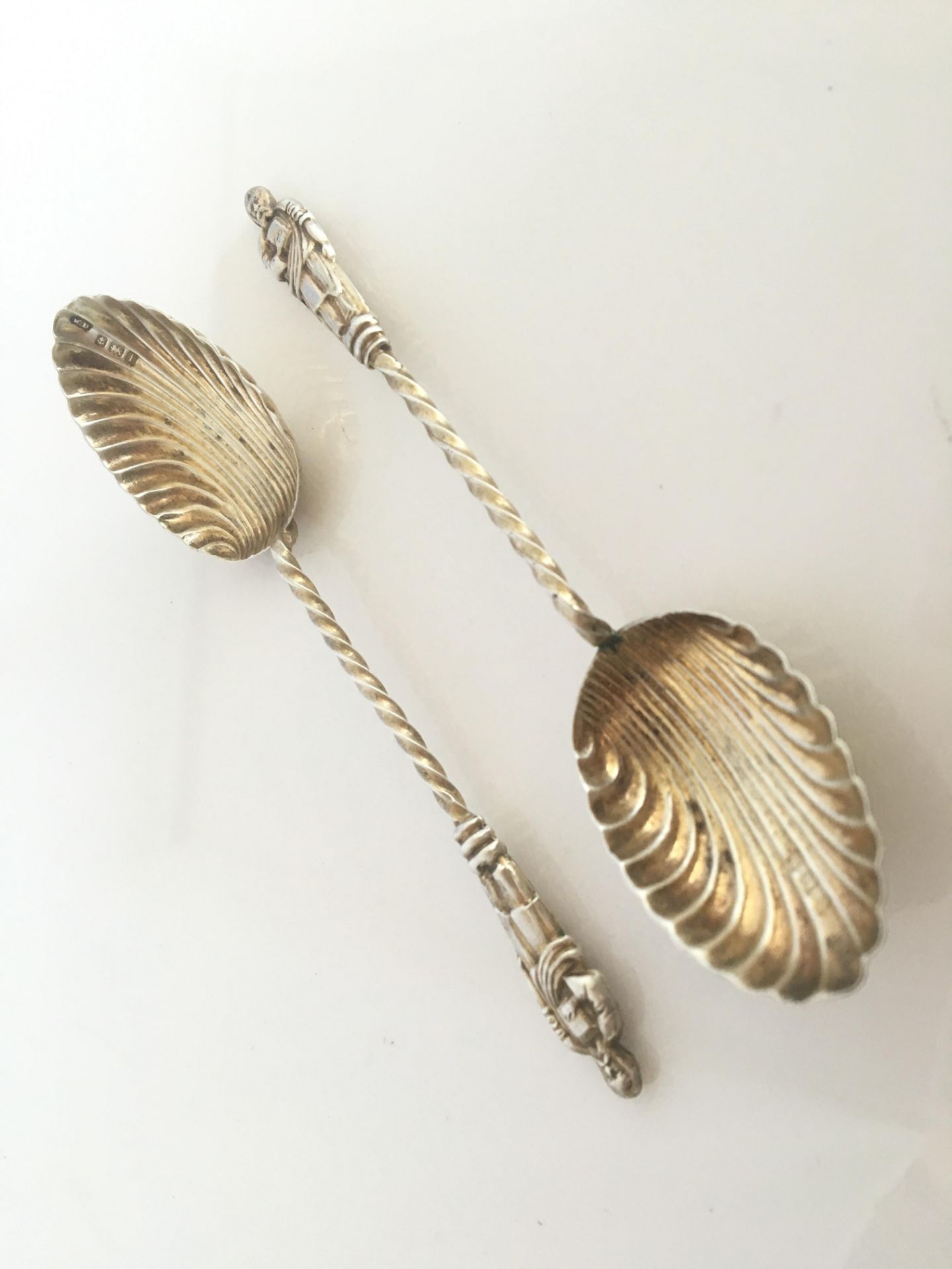 A PAIR OF ART NOUVEAU SILVER APOSTLE SPOONS WITH TWISTED STEMS AND SHELL BOWLS. HALLMARKED FOR