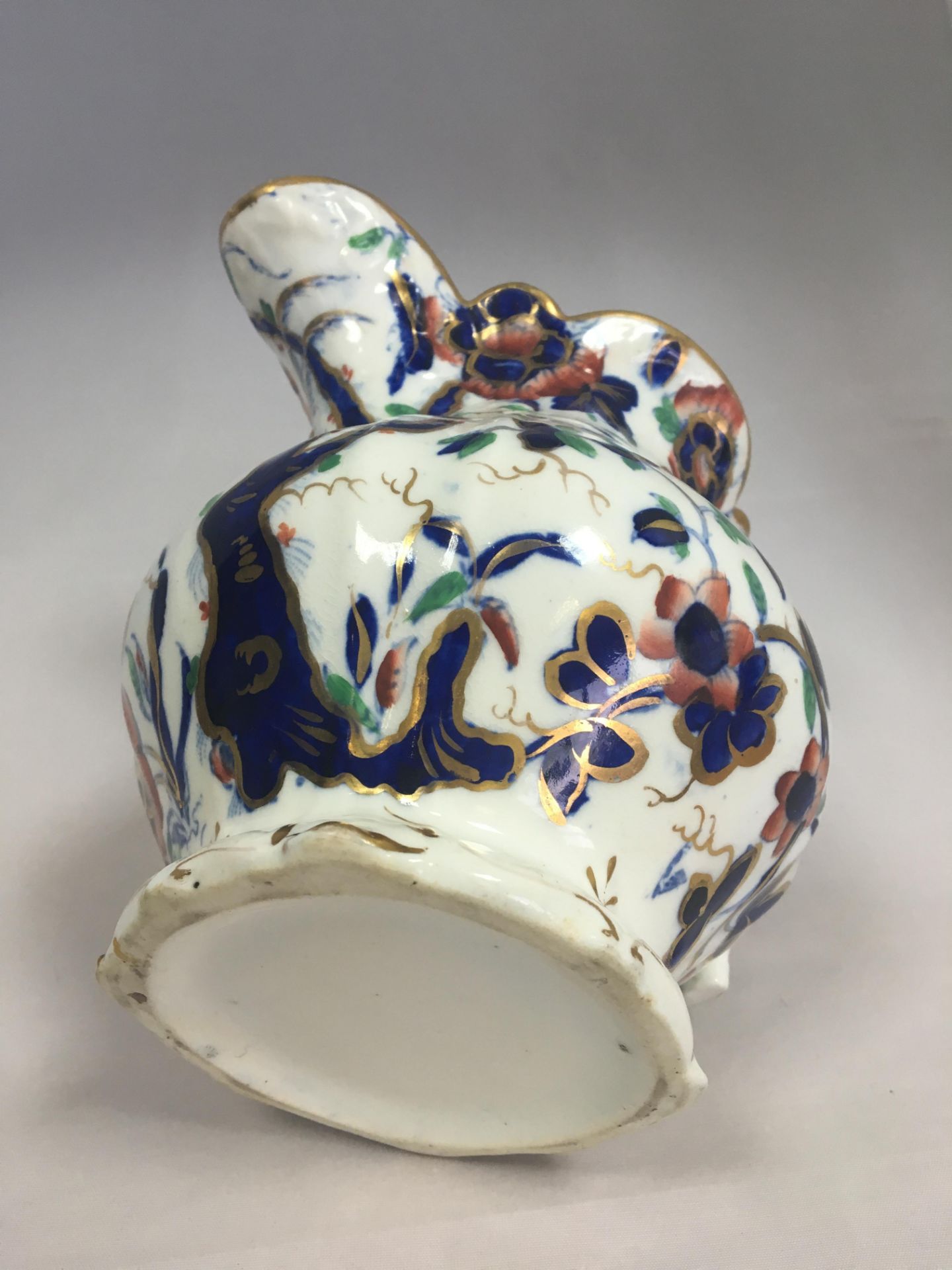 A 19TH CENTURY STAFFORDSHIRE IMARI JUG. HANDPAINTED WITH GILT EDGING. FREE UK DELIVERY. - Image 2 of 5