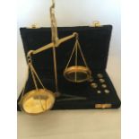 VINTAGE BOXED BRASS PORTABLE JEWELLERS SCALES WITH A SELECTION OF WEIGHTS. FREE UK DELIVERY.