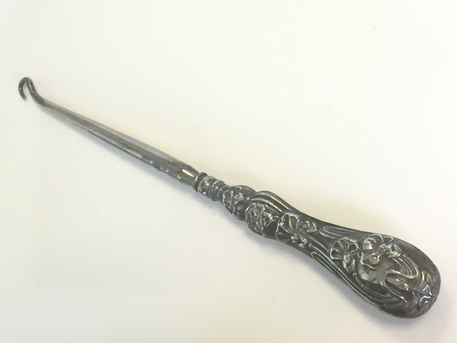 AN ART NOUVEAU SILVER HANDLED BUTTON HOOK WITH BIRMINGHAM HALLMARKS. FREE UK DELIVERY.